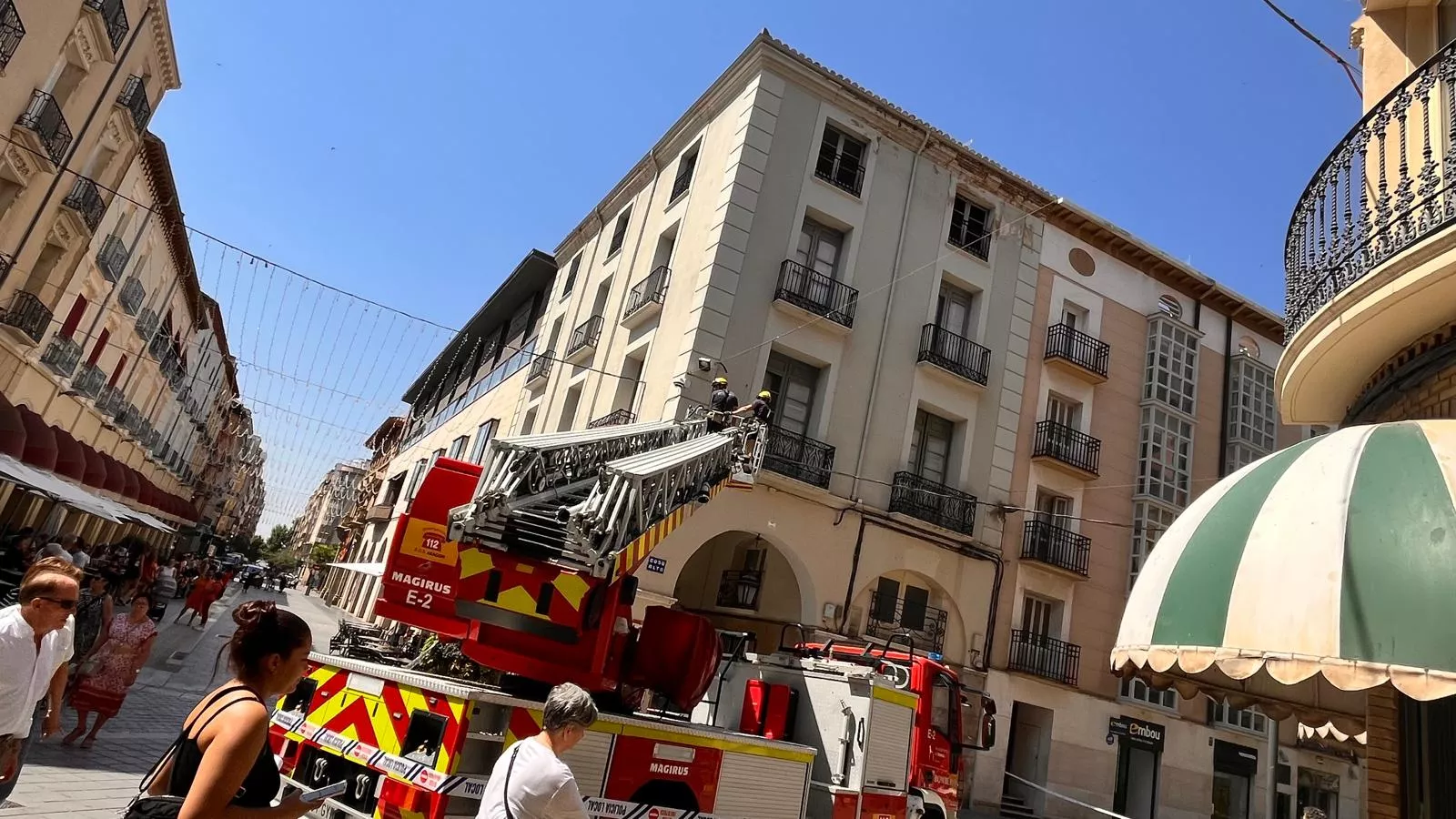Intervención de los Bomberos de Huesca para evitar la caída de cascotes en el centro de Huesca. Foto Mercedes Manterola