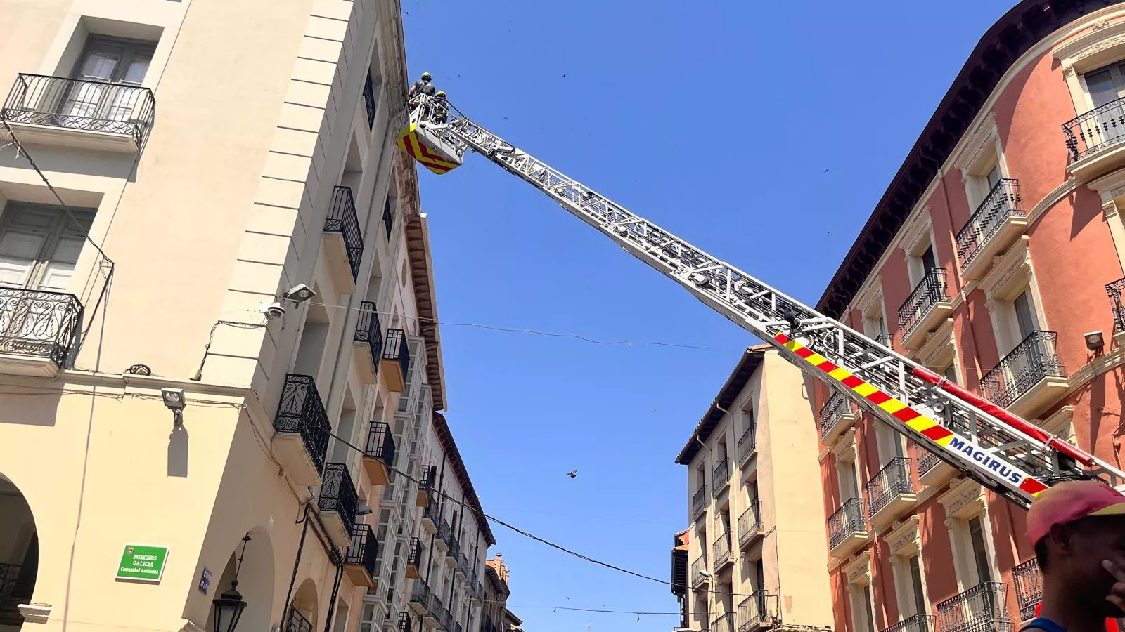 Intervención de los Bomberos de Huesca para evitar la caída de cascotes en el centro de Huesca. Foto Mercedes Manterola