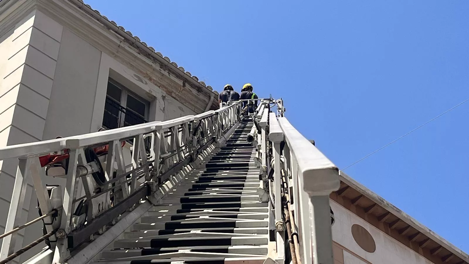 Intervención de los Bomberos de Huesca para evitar la caída de cascotes en el centro de Huesca. Foto Mercedes Manterola