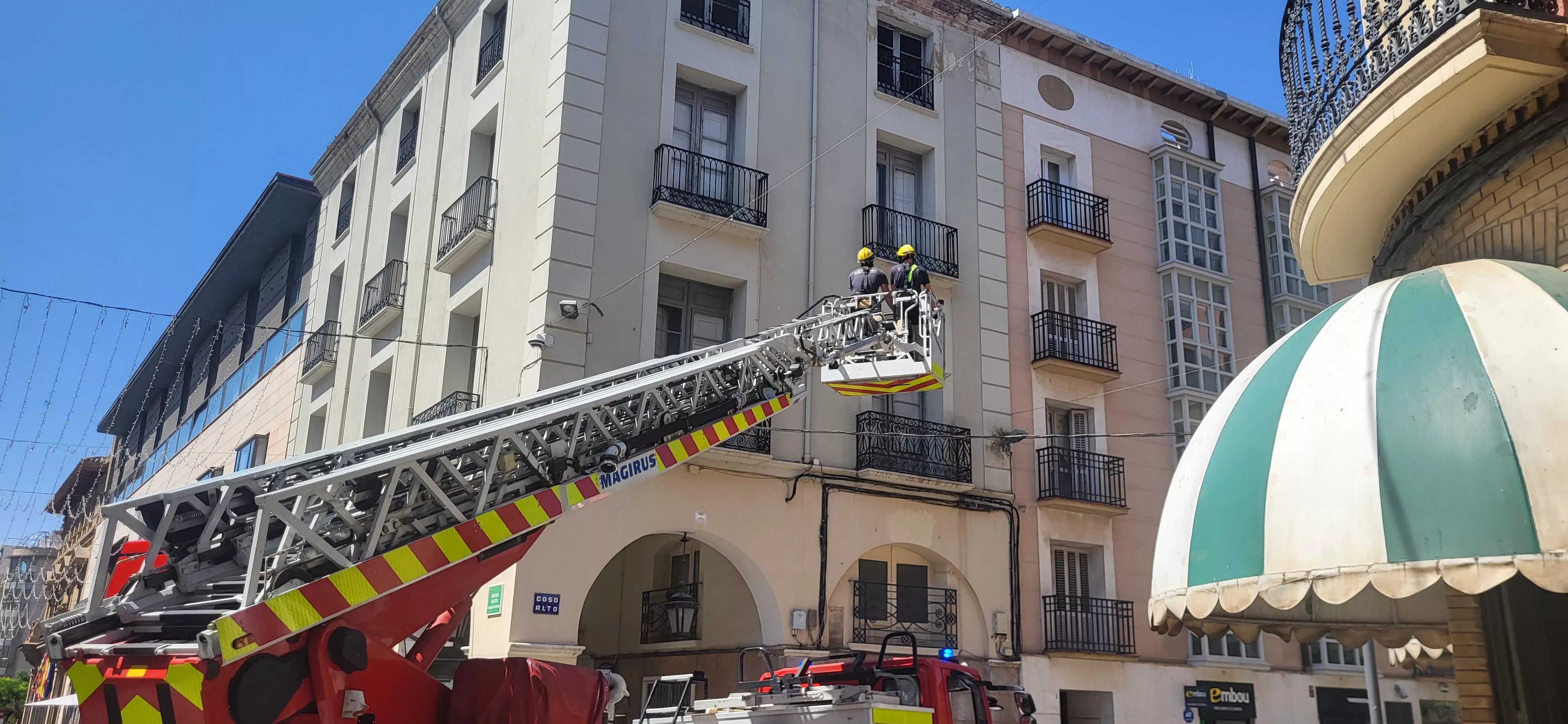 Intervención de los Bomberos de Huesca para evitar la caída de cascotes en el centro de Huesca. Foto Mercedes Manterola