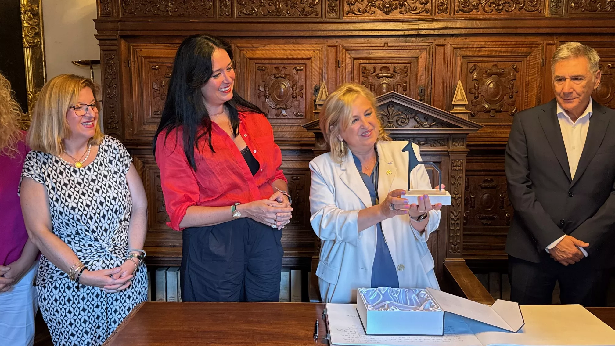 La rectora de la Universidad de Zaragoza en su visita institucional al Ayuntamiento de Huesca.
