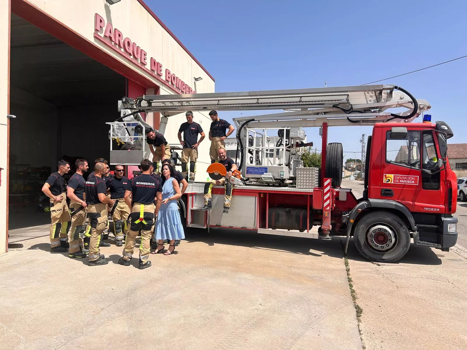 Lola Ibort junto a los bomberos en formación en las instalaciones del Almudévar.