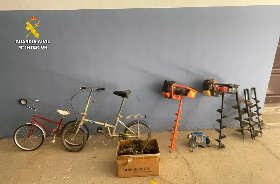 Objetos presuntamente robados por el detenido.