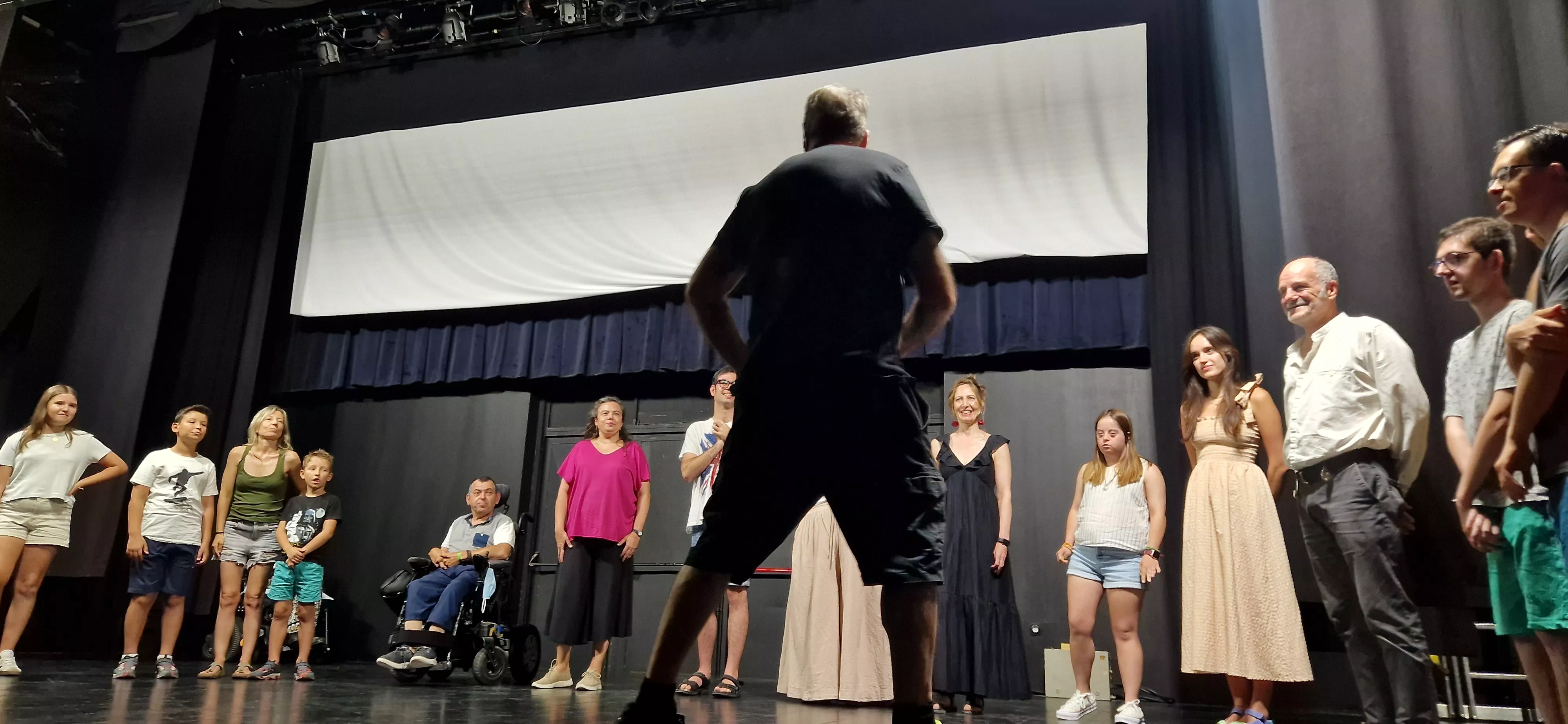 Kike Lera, dirigiendo el cásting del nuevo espectáculo de Diversario 2026. Foto Myriam Martínez