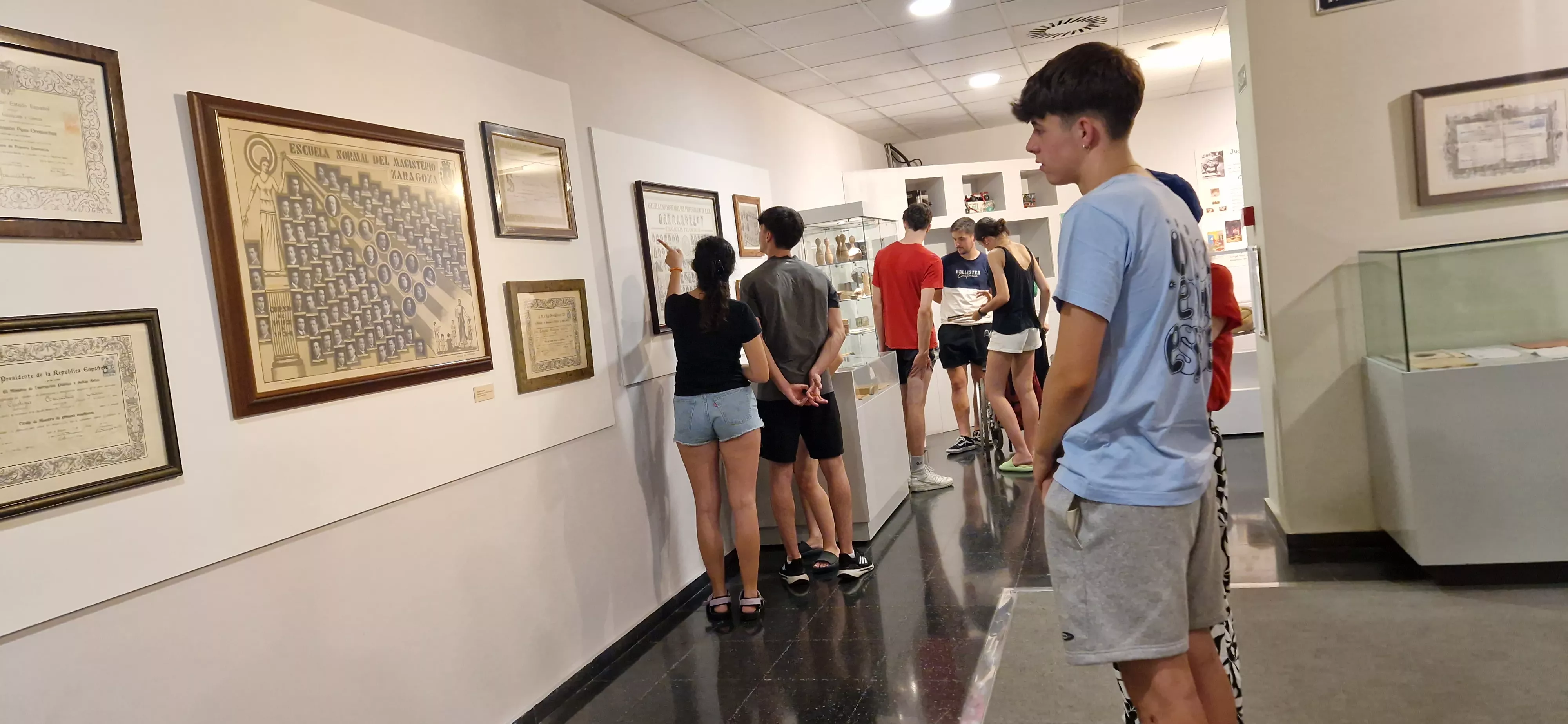 Visita de la Asociación Elkarbidea y la Cruz Blanca al Museo Pedagógico de Aragón. Foto Myriam Martínez