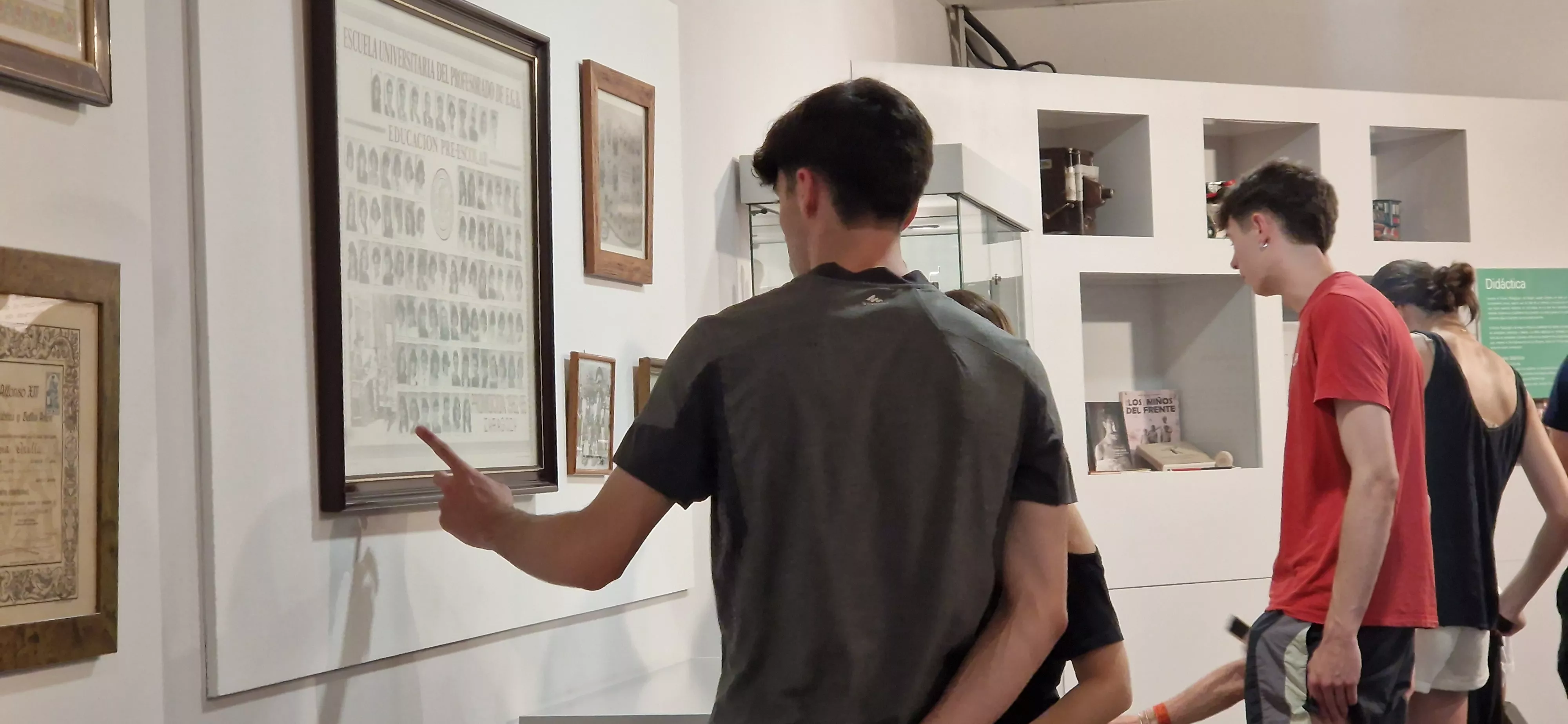 Visita de la Asociación Elkarbidea y la Cruz Blanca al Museo Pedagógico de Aragón. Foto Myriam Martínez