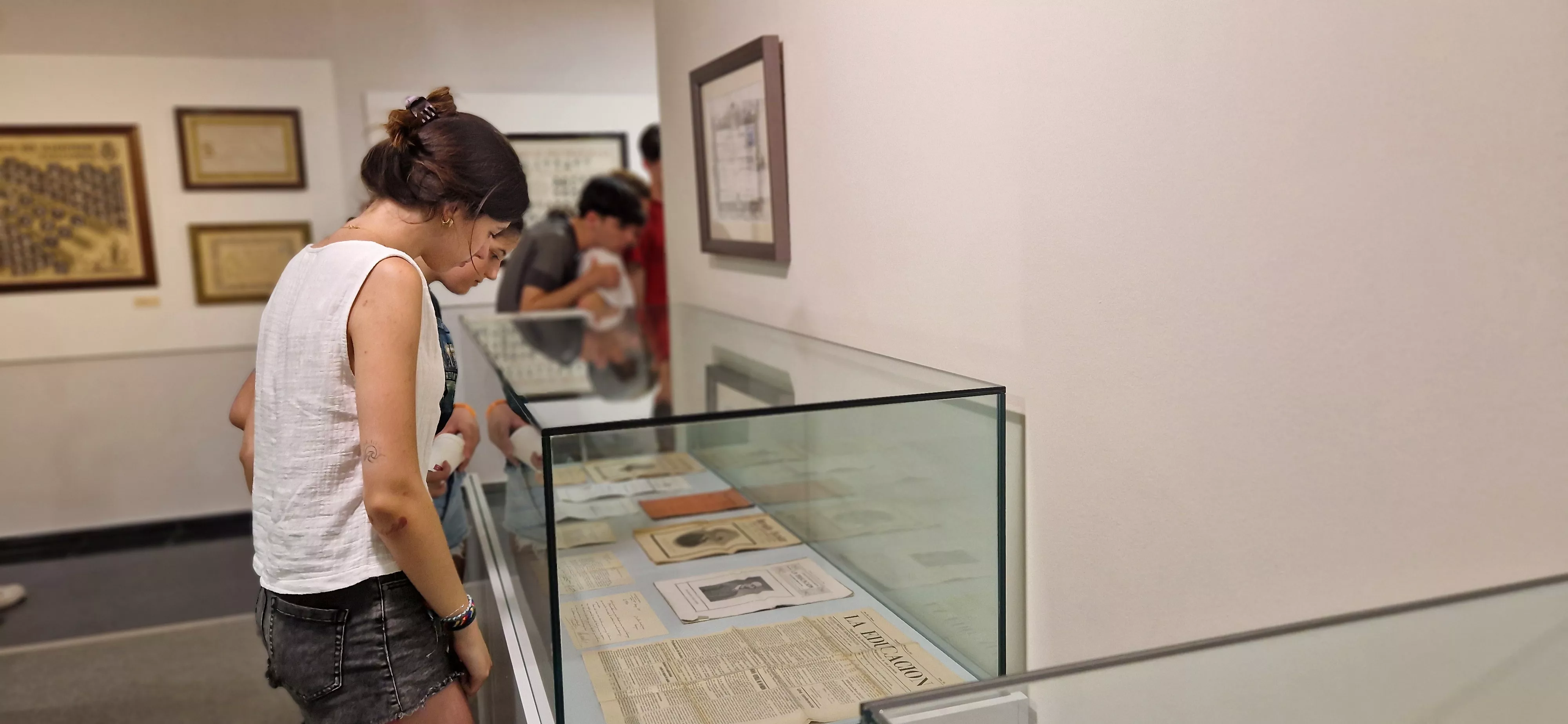 Visita de la Asociación Elkarbidea y la Cruz Blanca al Museo Pedagógico de Aragón. Foto Myriam Martínez