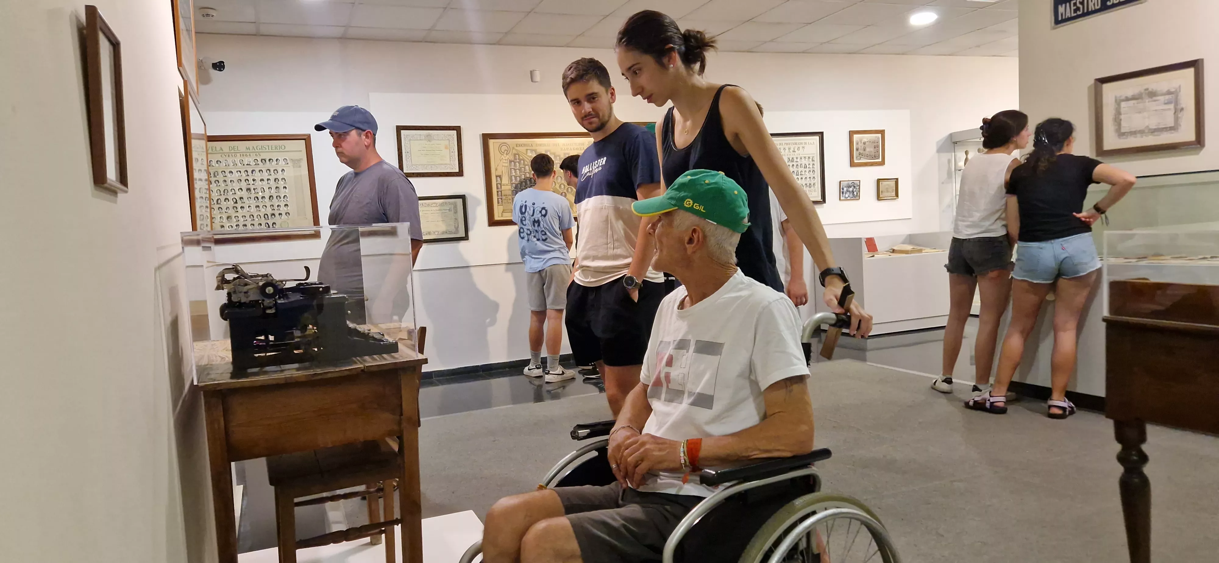 Visita de la Asociación Elkarbidea y la Cruz Blanca al Museo Pedagógico de Aragón. Foto Myriam Martínez