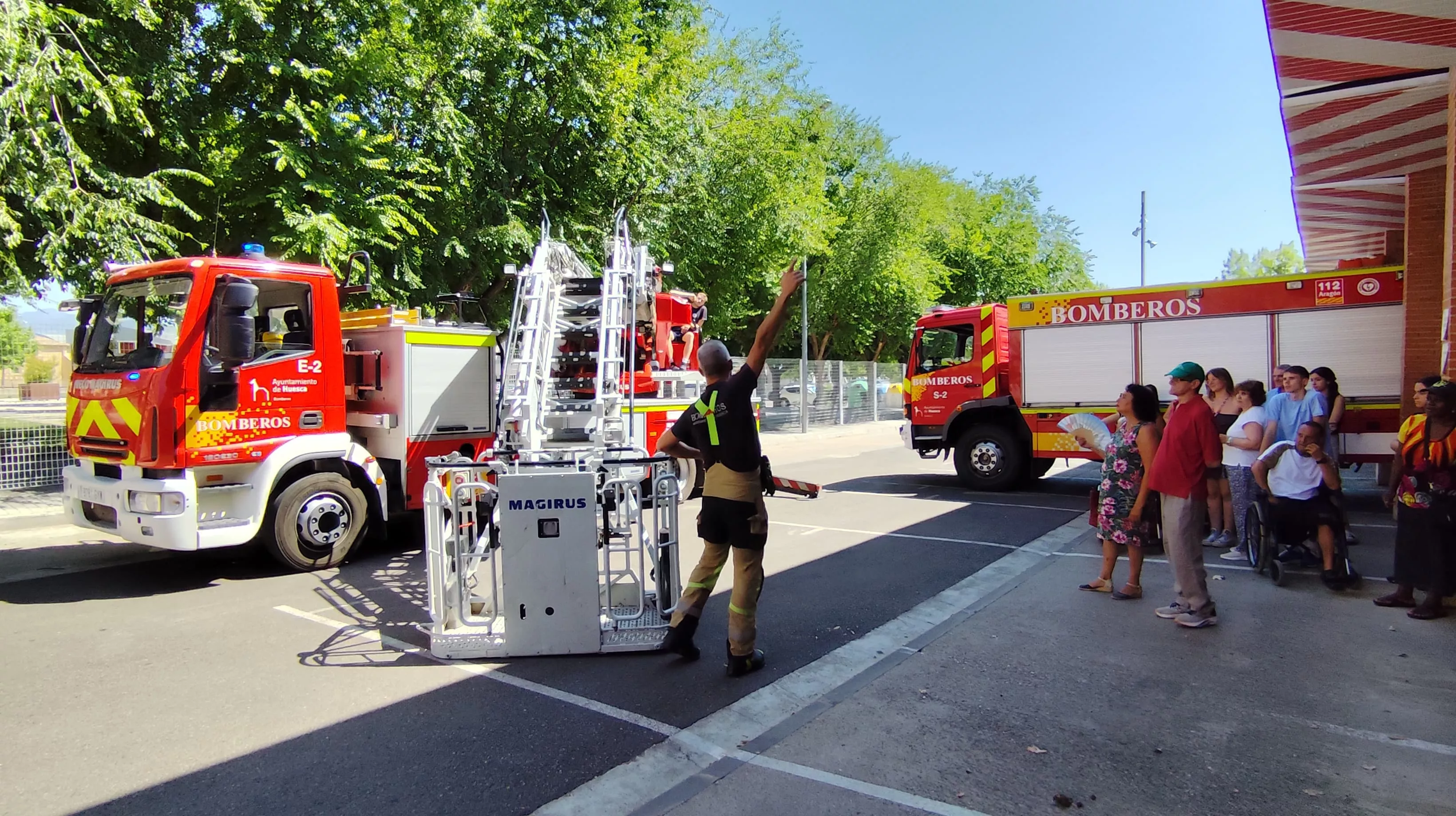 Visita de la Asociación Elkarbidea y la Cruz Blanca al parque de Bomberos.