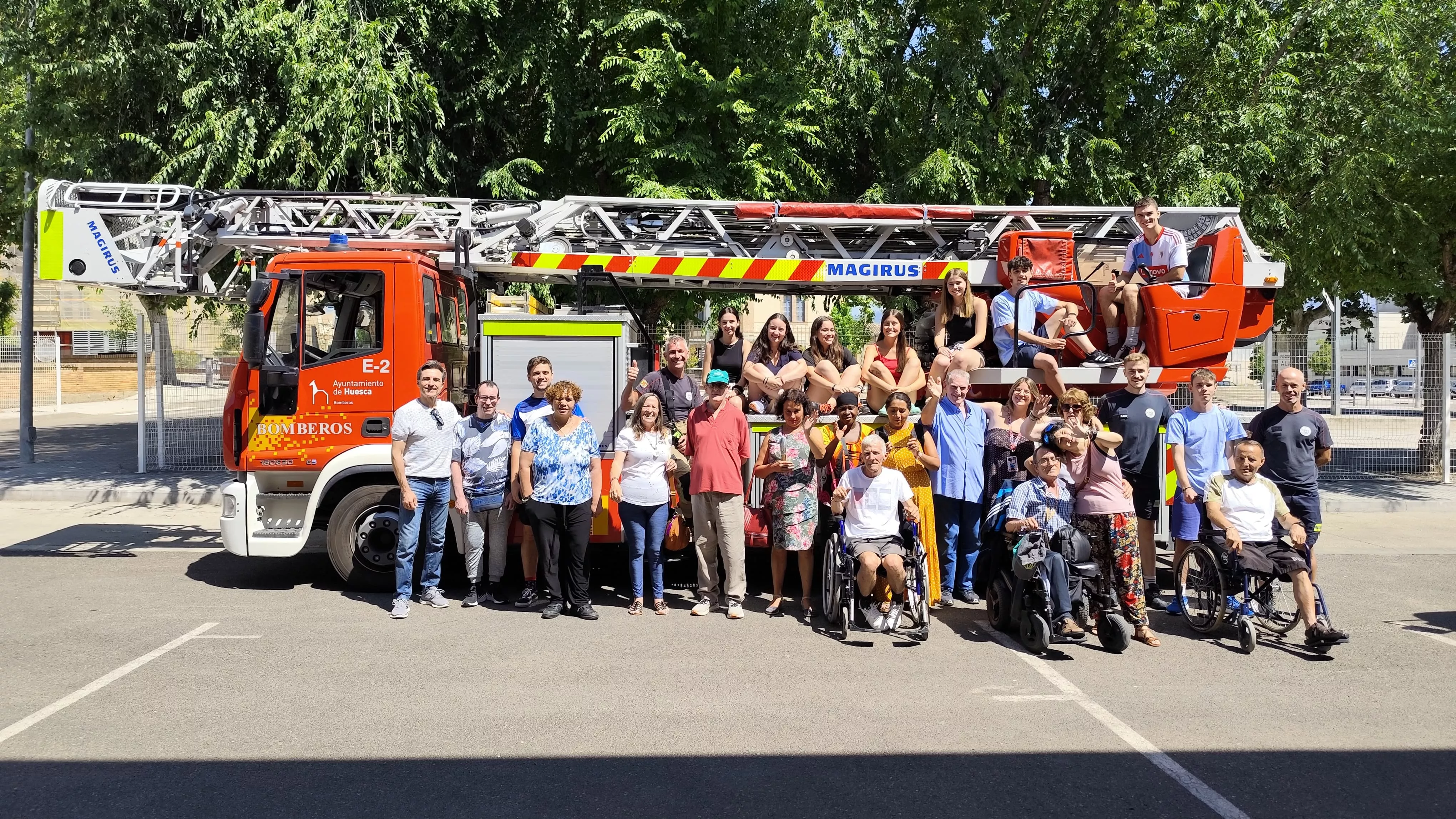 Visita de la Asociación Elkarbidea y la Cruz Blanca al parque de Bomberos.