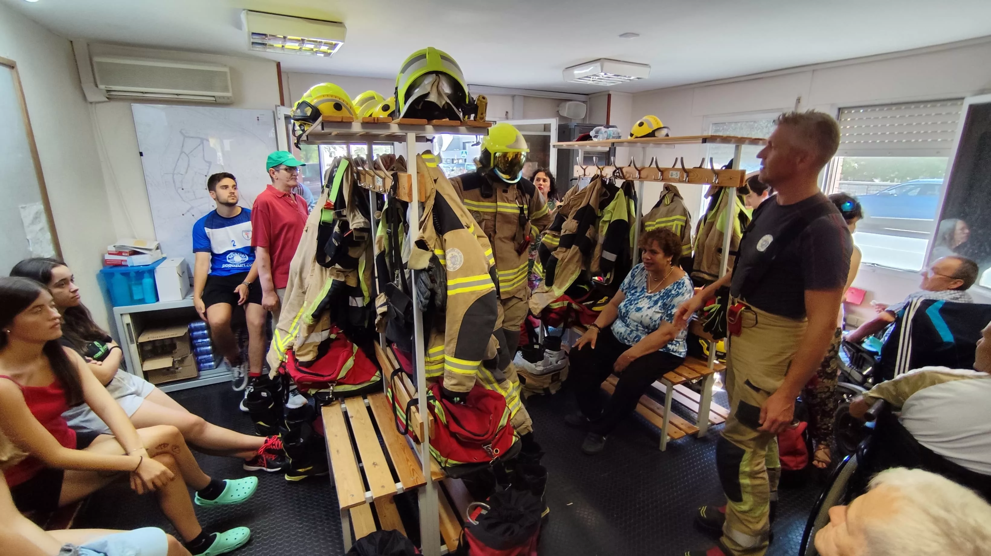 Visita de la Asociación Elkarbidea y la Cruz Blanca al parque de Bomberos.