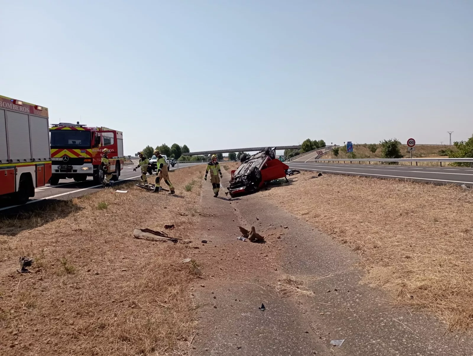 Los bomberos, trabajando en el lugar del accidente.