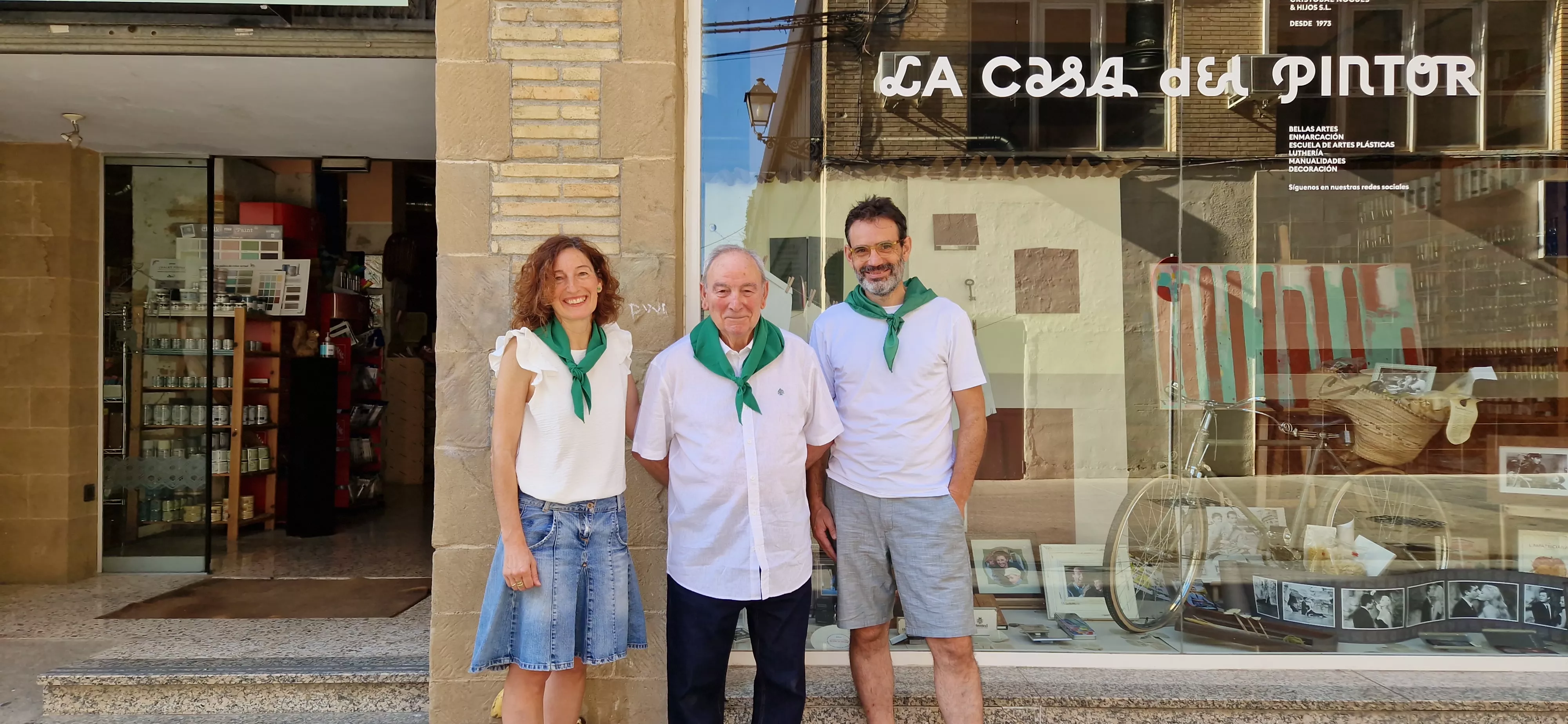 Cristóbal Nogués, entre sus hijos Nati y Cristóbal, ante la puerta de la mítica Casa del Pintor. Foto Myriam Martínez