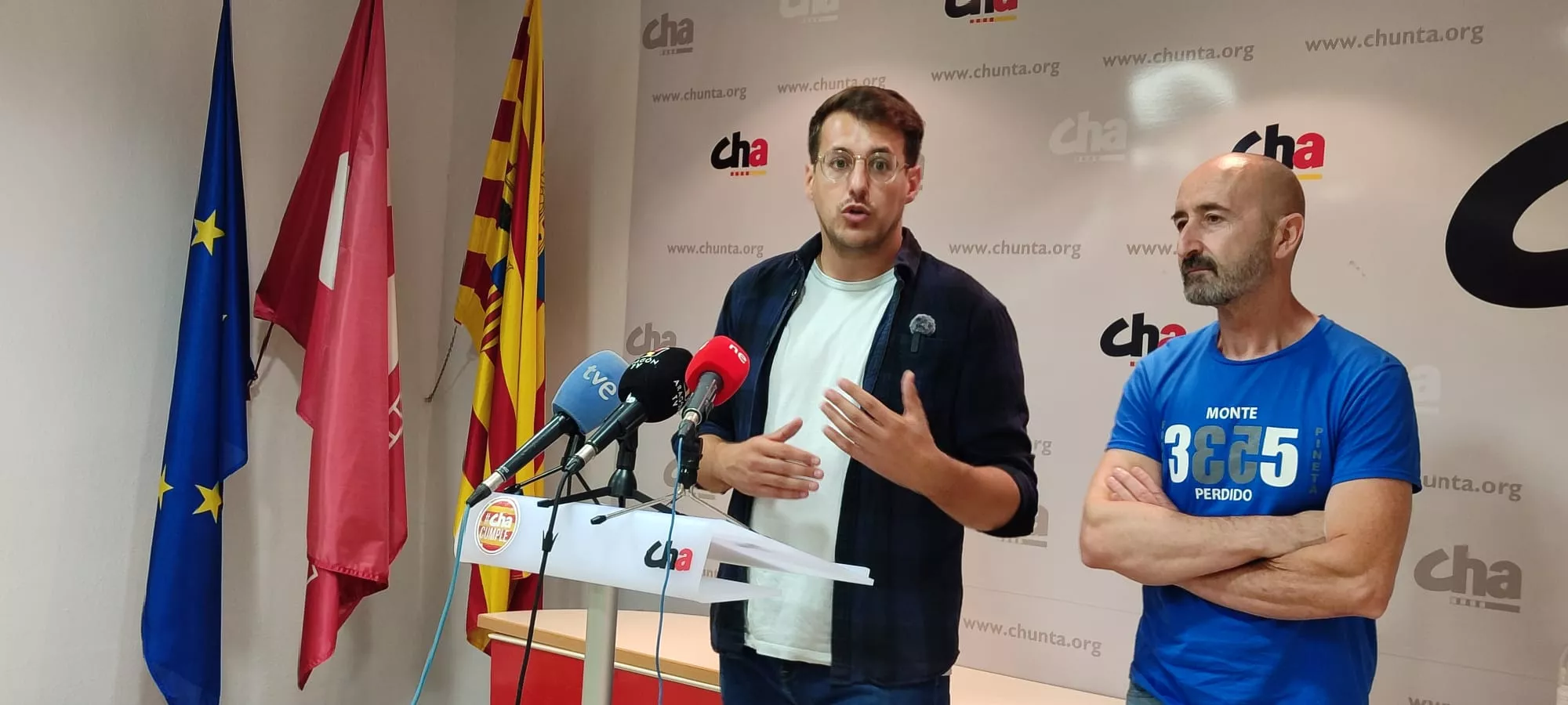 Jorge Pueyo, diputado de CHA, y Jaime Arbex, guarda del refugio de Pineta. Jorge Pueyo, diputado de CHA, y Jaime Arbex, guarda del refugio de Pineta.