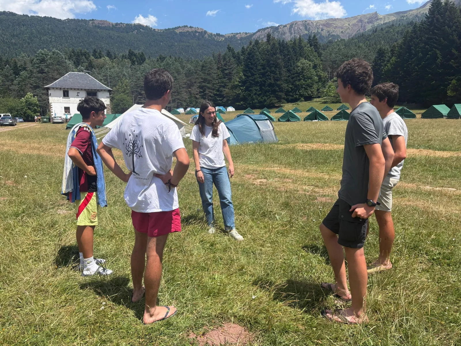 Cristina Navarro visitando un campamento este verano.