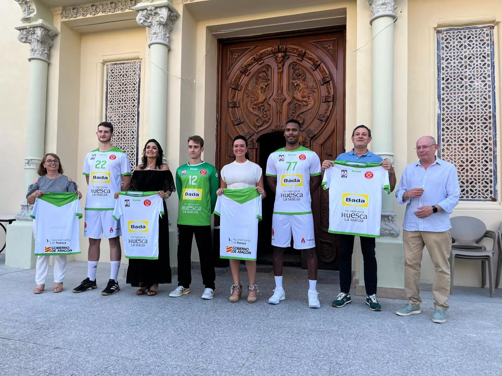 Autoridades, patrocinadores y jugadores en el Casino Oscense para la presentación de la segunda equipación de Bada Huesca