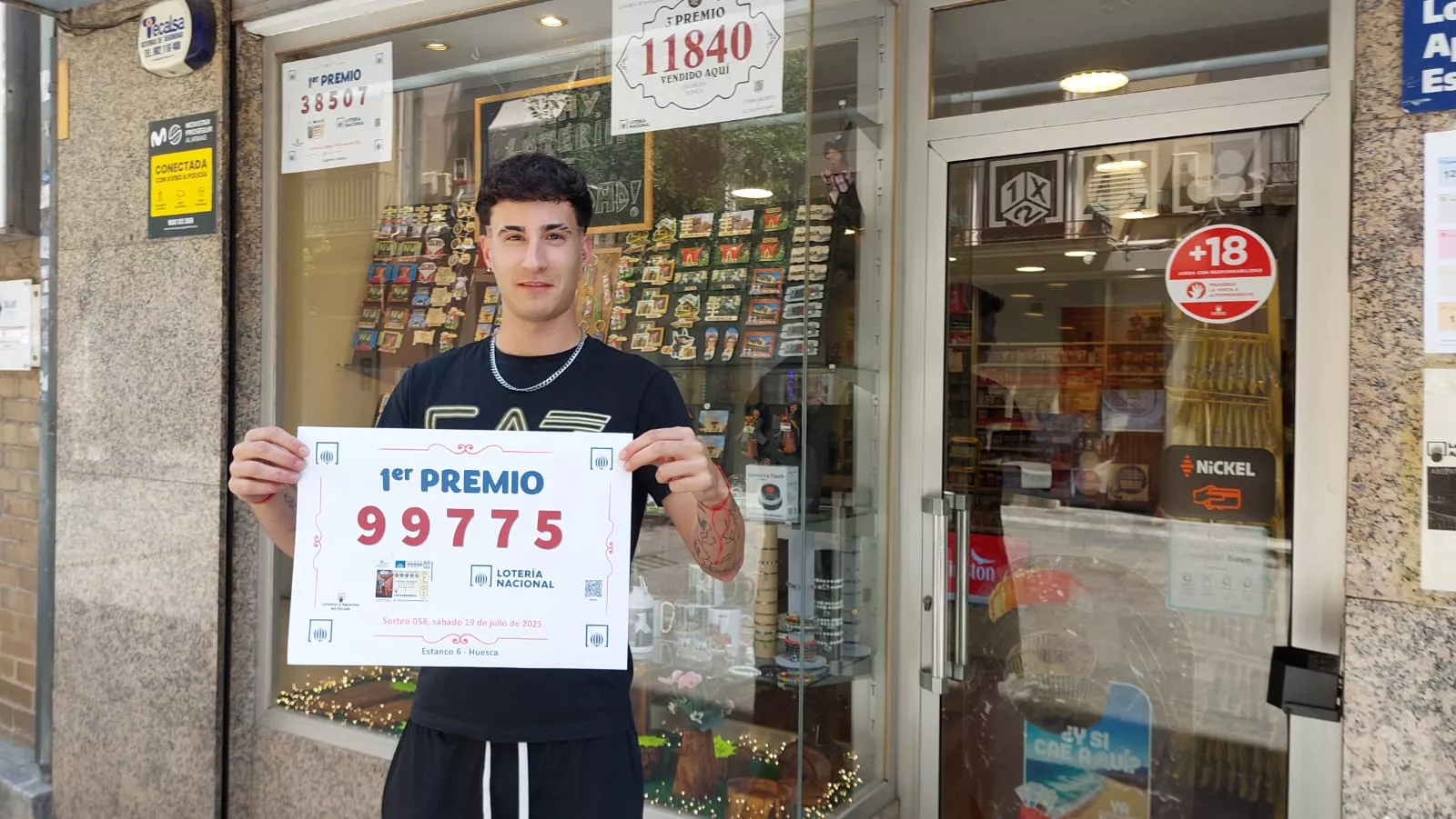 Adrián Izquierdo, con el premio de este sábado del 99775