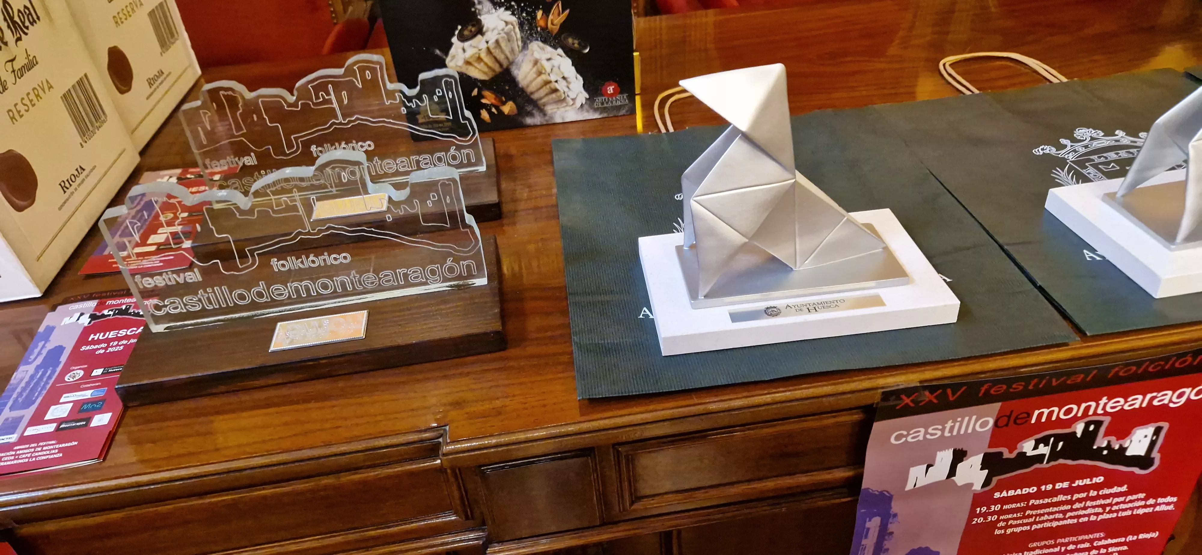 Recepción en el Ayuntamiento en el 25 Festival Folclórico Castillo de Montearagón. Foto Myriam Martínez