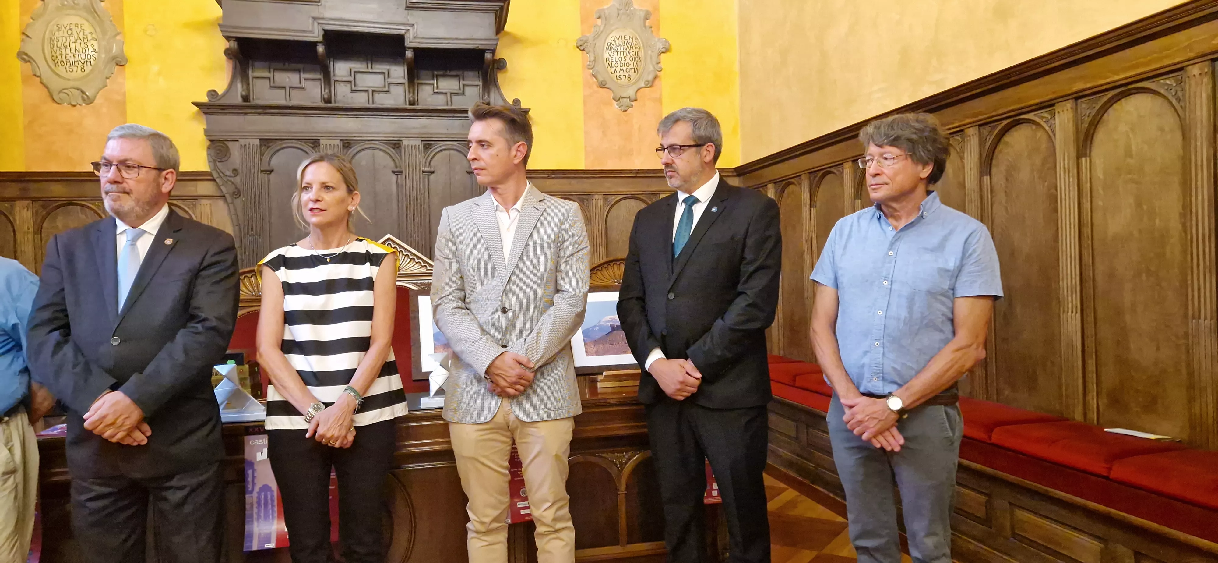 Recepción en el Ayuntamiento en el 25 Festival Folclórico Castillo de Montearagón. Foto Myriam Martínez