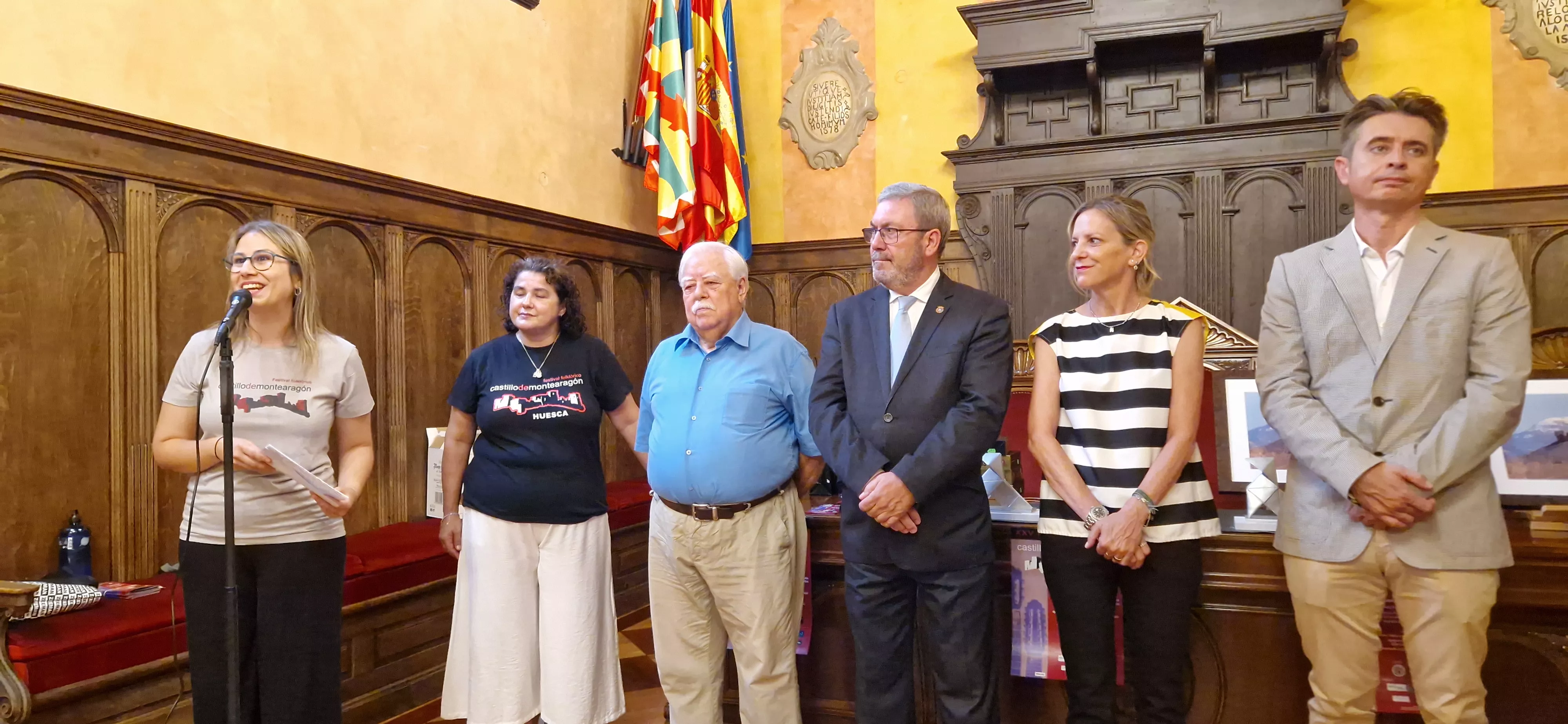 Recepción en el Ayuntamiento en el 25 Festival Folclórico Castillo de Montearagón. Foto Myriam Martínez