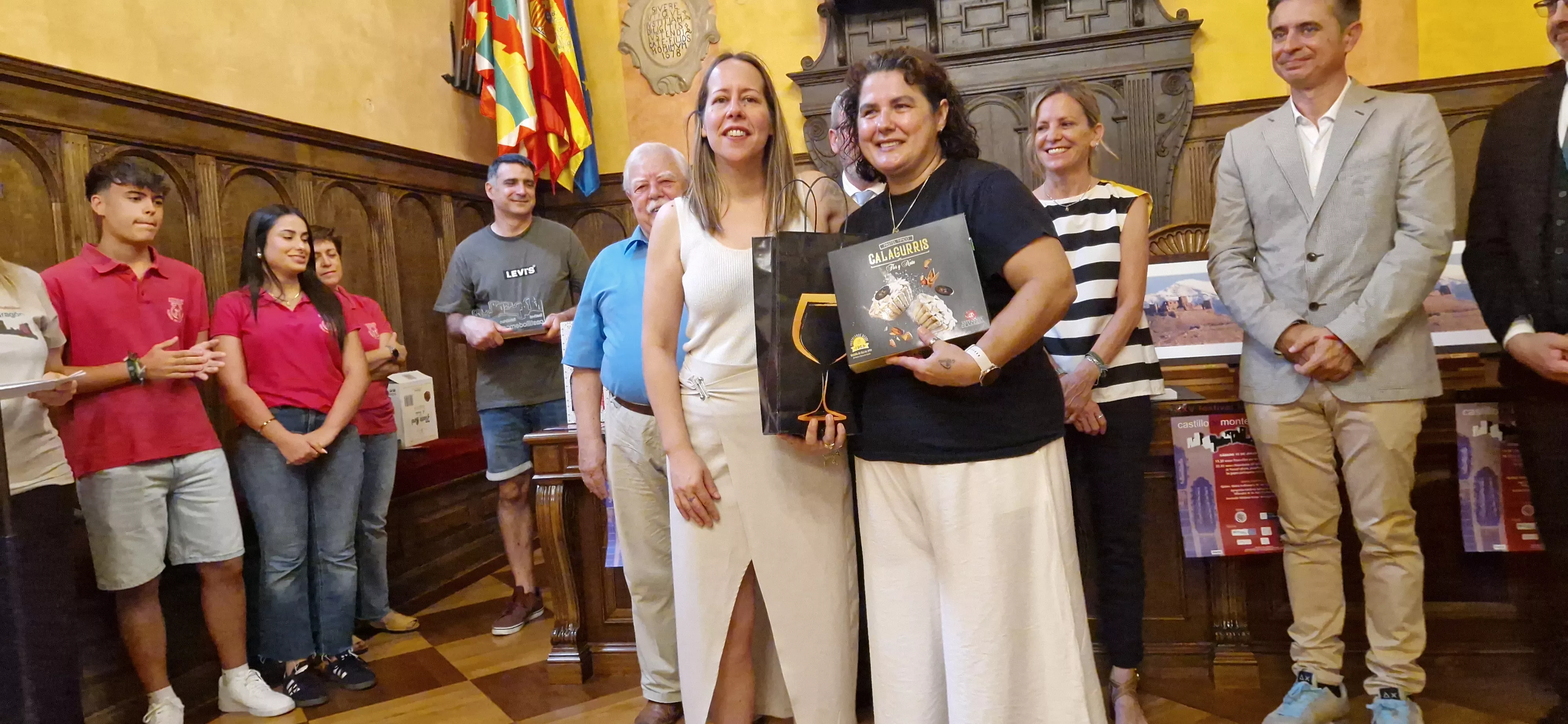 Recepción en el Ayuntamiento en el 25 Festival Folclórico Castillo de Montearagón. Foto Myriam Martínez