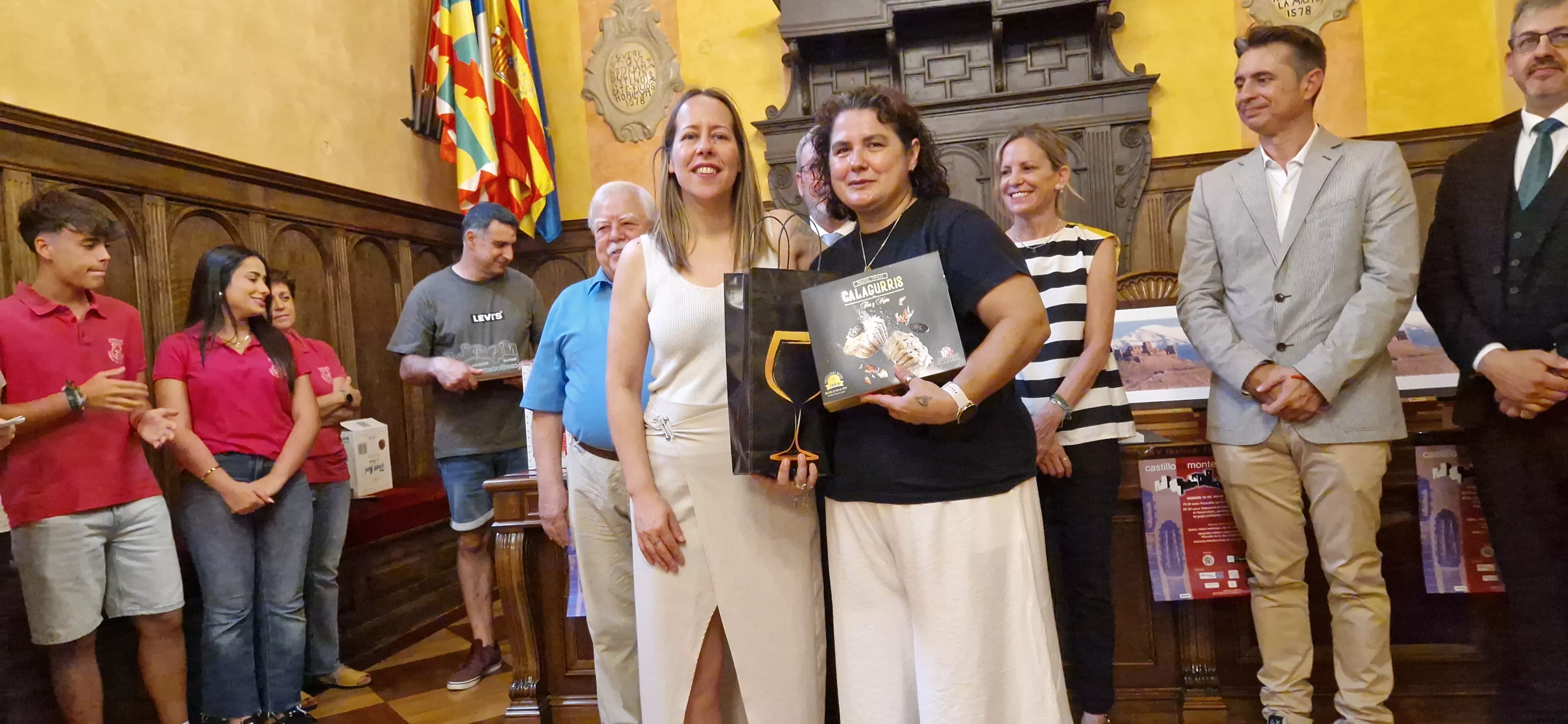 Recepción en el Ayuntamiento en el 25 Festival Folclórico Castillo de Montearagón. Foto Myriam Martínez