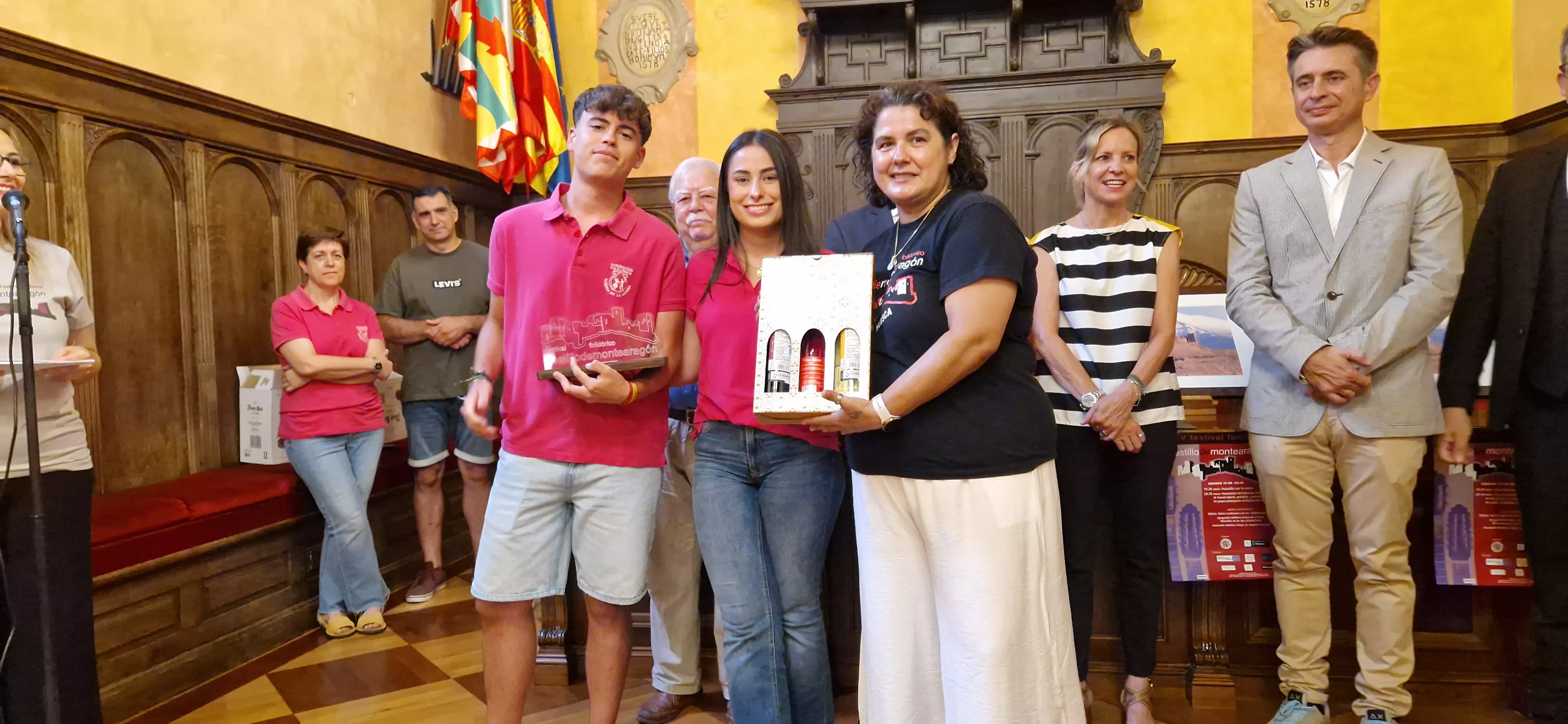 Recepción en el Ayuntamiento en el 25 Festival Folclórico Castillo de Montearagón. Foto Myriam Martínez