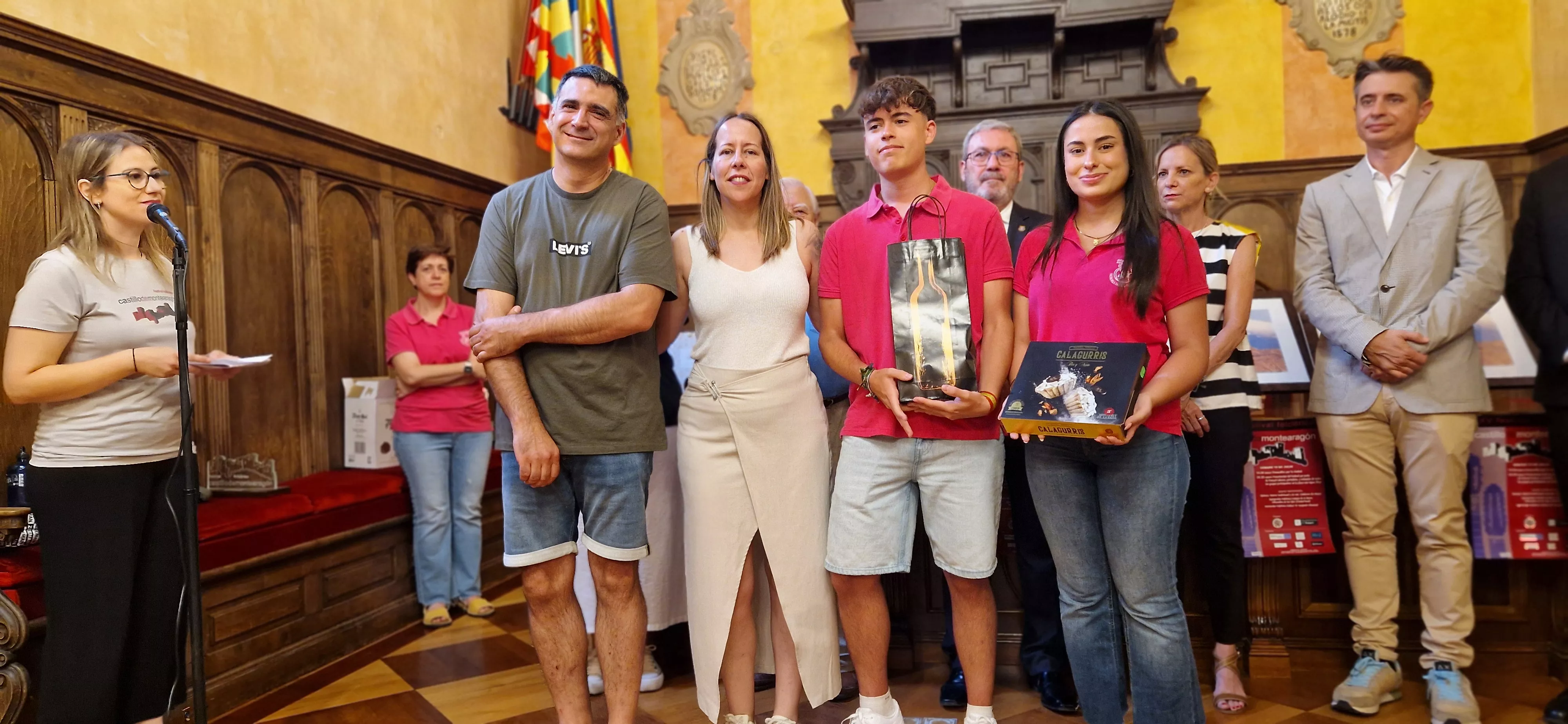 Recepción en el Ayuntamiento en el 25 Festival Folclórico Castillo de Montearagón. Foto Myriam Martínez