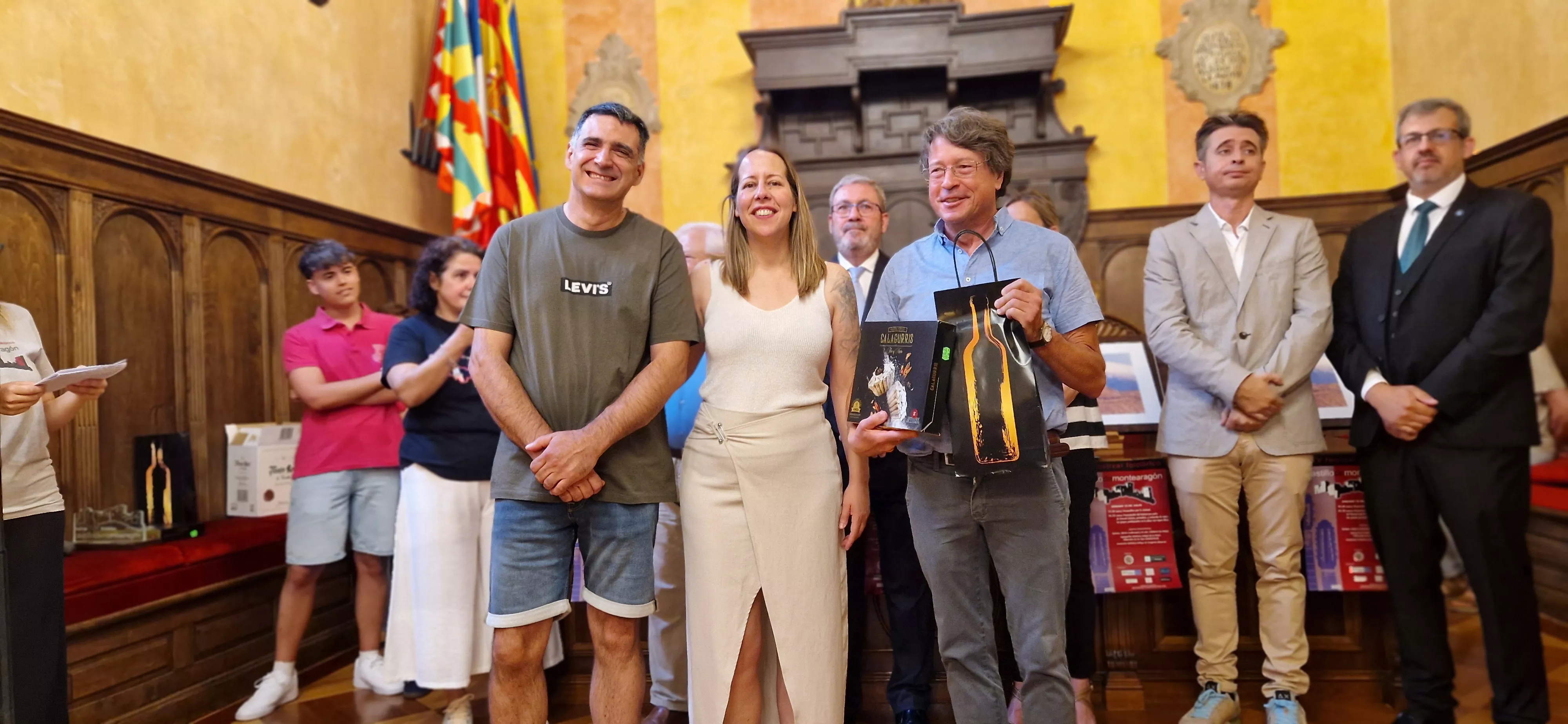 Recepción en el Ayuntamiento en el 25 Festival Folclórico Castillo de Montearagón. Foto Myriam Martínez