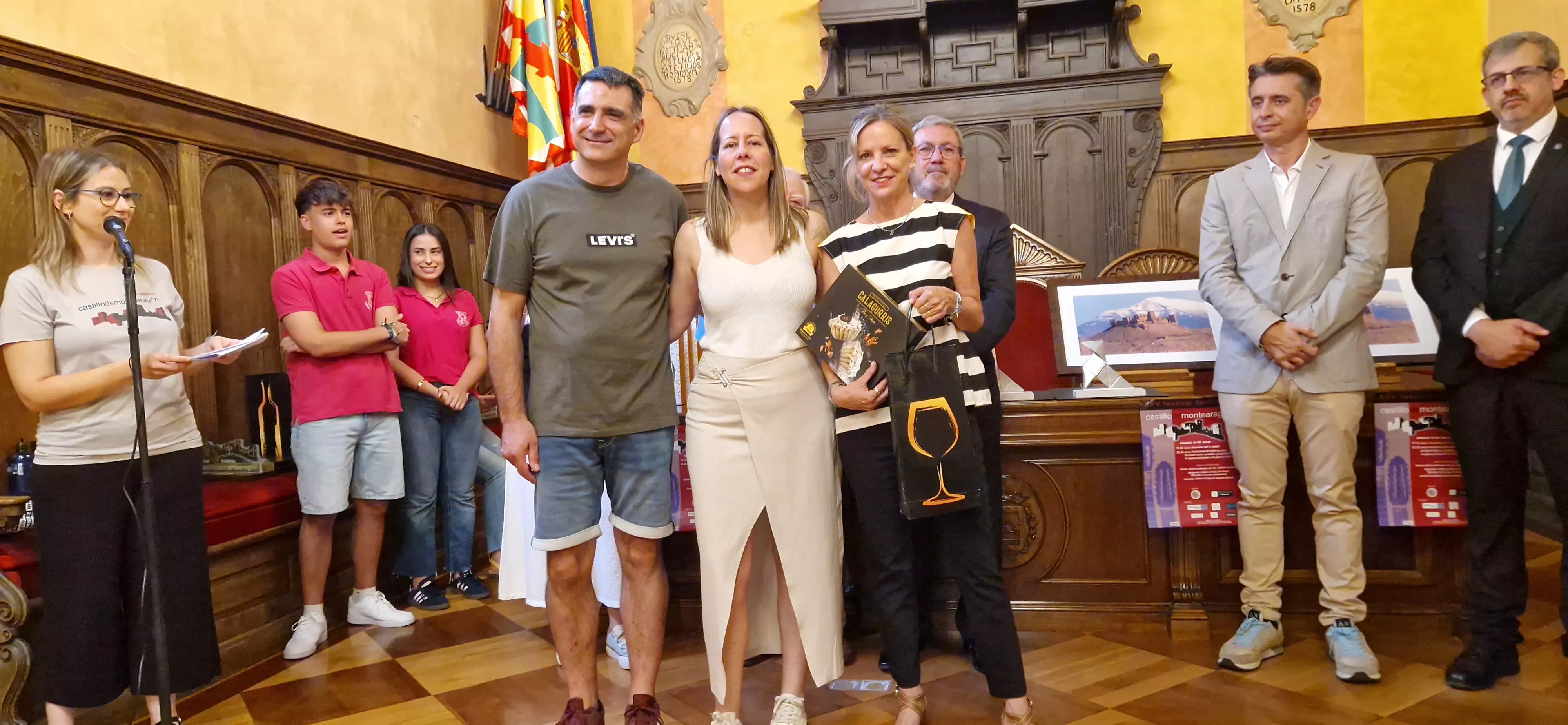 Recepción en el Ayuntamiento en el 25 Festival Folclórico Castillo de Montearagón. Foto Myriam Martínez