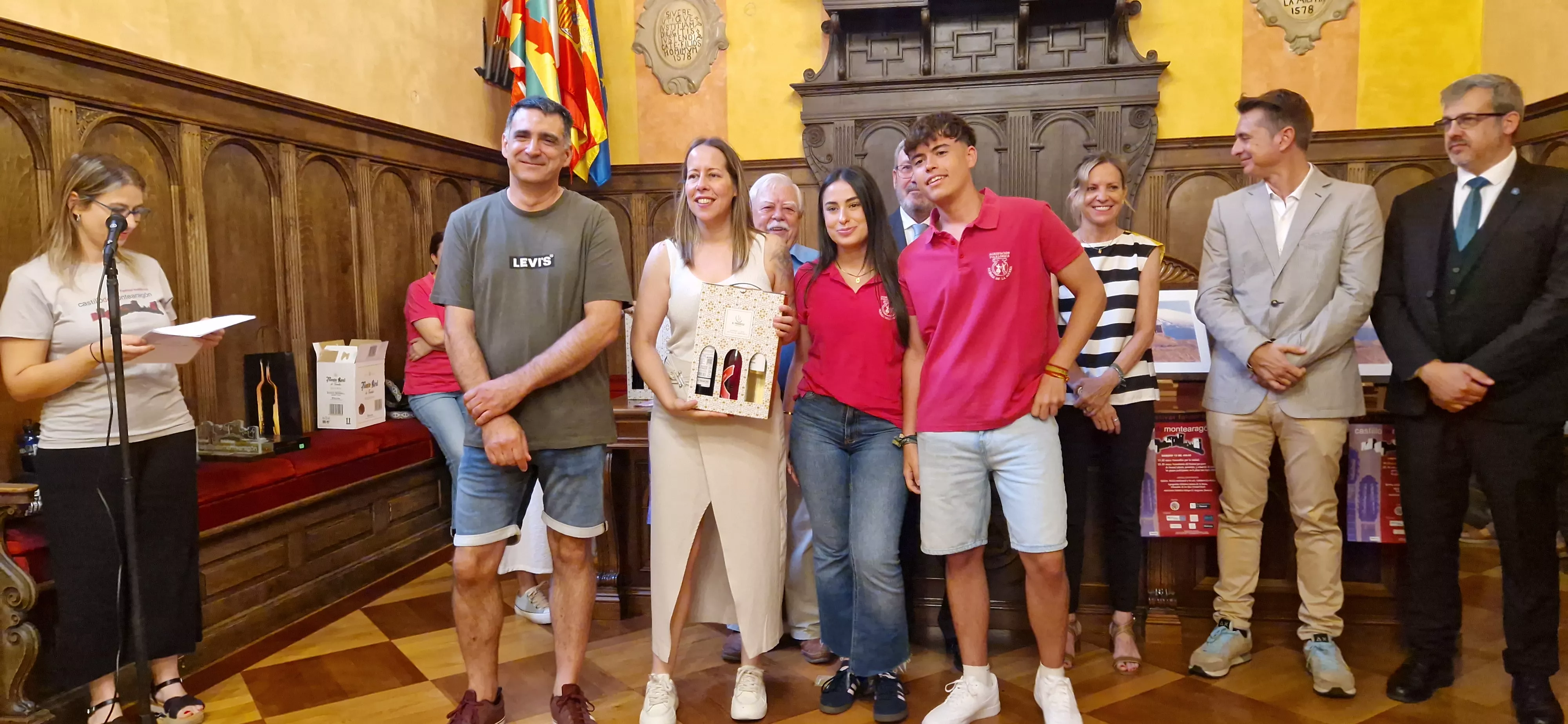 Recepción en el Ayuntamiento en el 25 Festival Folclórico Castillo de Montearagón. Foto Myriam Martínez