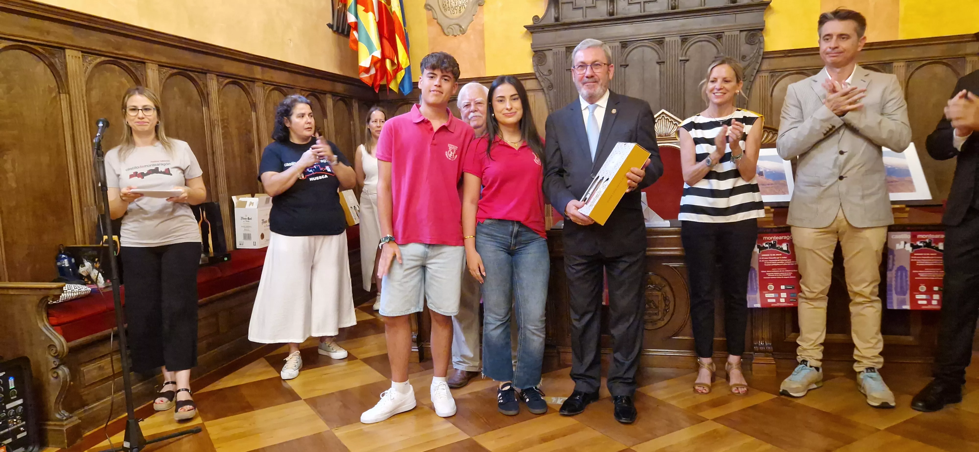 Recepción en el Ayuntamiento en el 25 Festival Folclórico Castillo de Montearagón. Foto Myriam Martínez