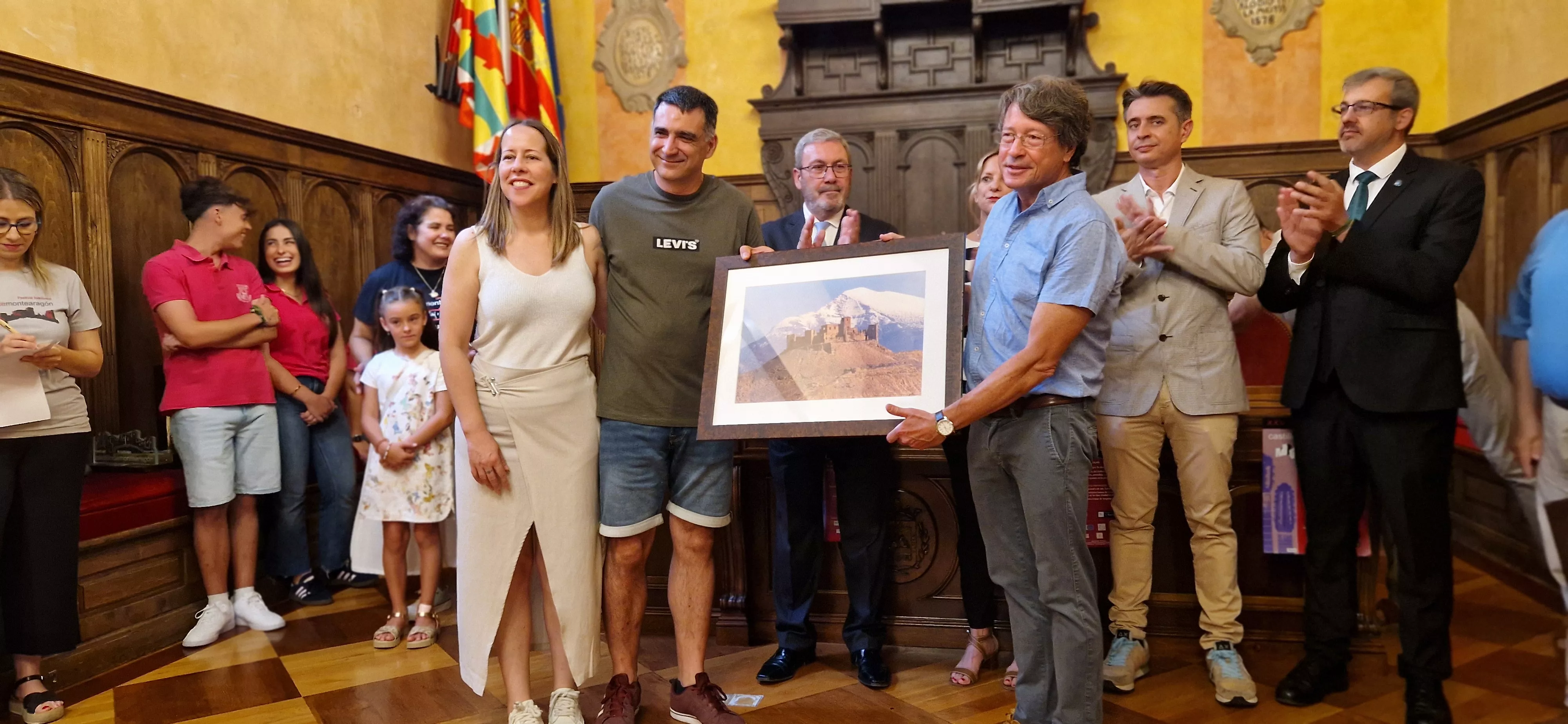 Recepción en el Ayuntamiento en el 25 Festival Folclórico Castillo de Montearagón. Foto Myriam Martínez