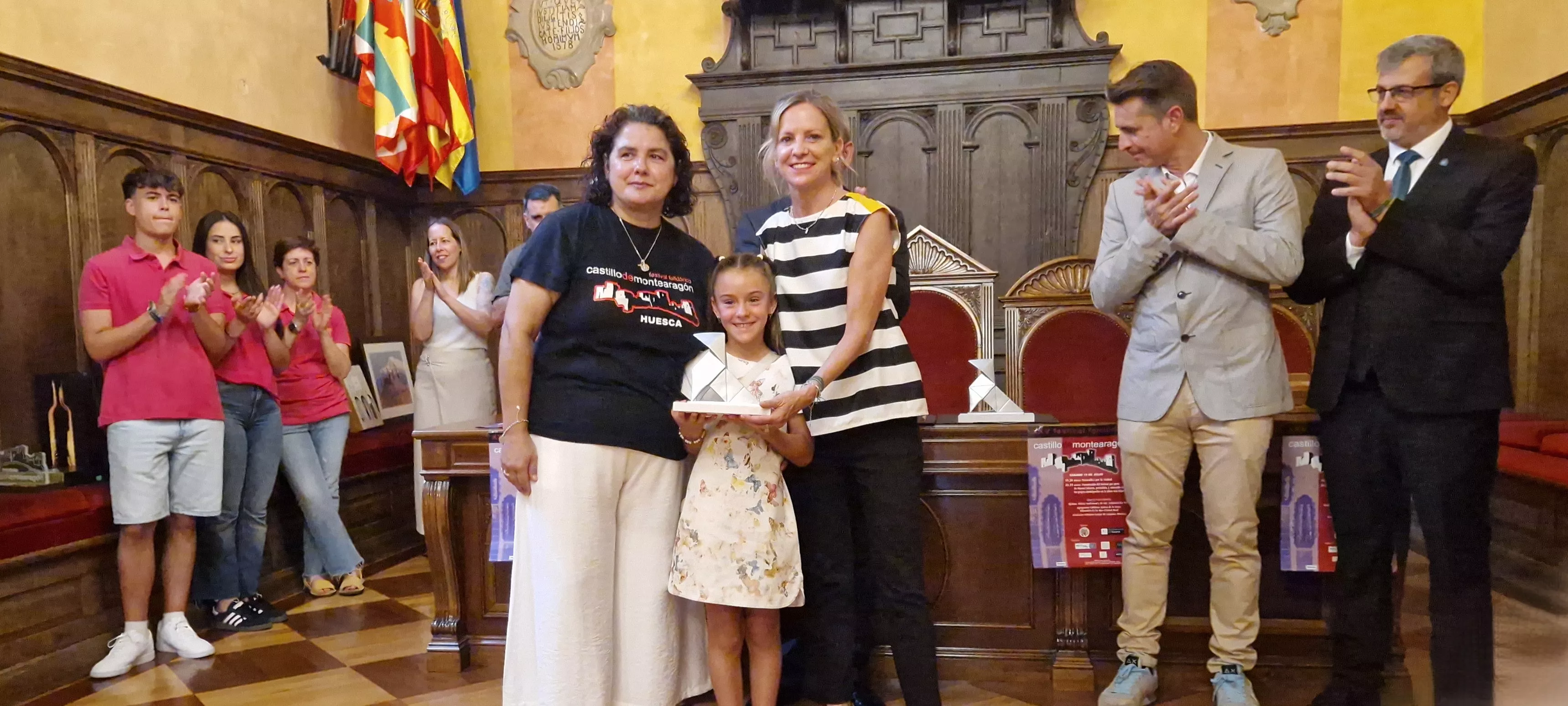 Recepción en el Ayuntamiento en el 25 Festival Folclórico Castillo de Montearagón. Foto Myriam Martínez