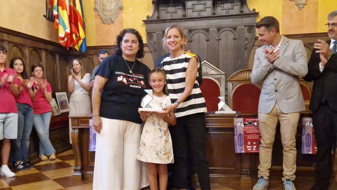 Recepción en el Ayuntamiento en el 25 Festival Folclórico Castillo de Montearagón. Foto Myriam Martínez Recepción en el Ayuntamiento en el 25 Festival Folclórico Castillo de Montearagón. Foto Myriam Martínez