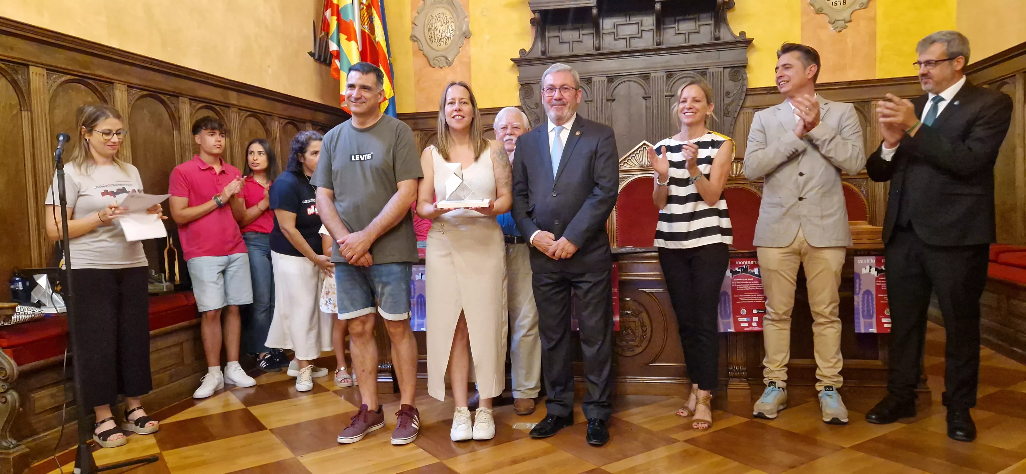 Recepción en el Ayuntamiento en el 25 Festival Folclórico Castillo de Montearagón. Foto Myriam Martínez