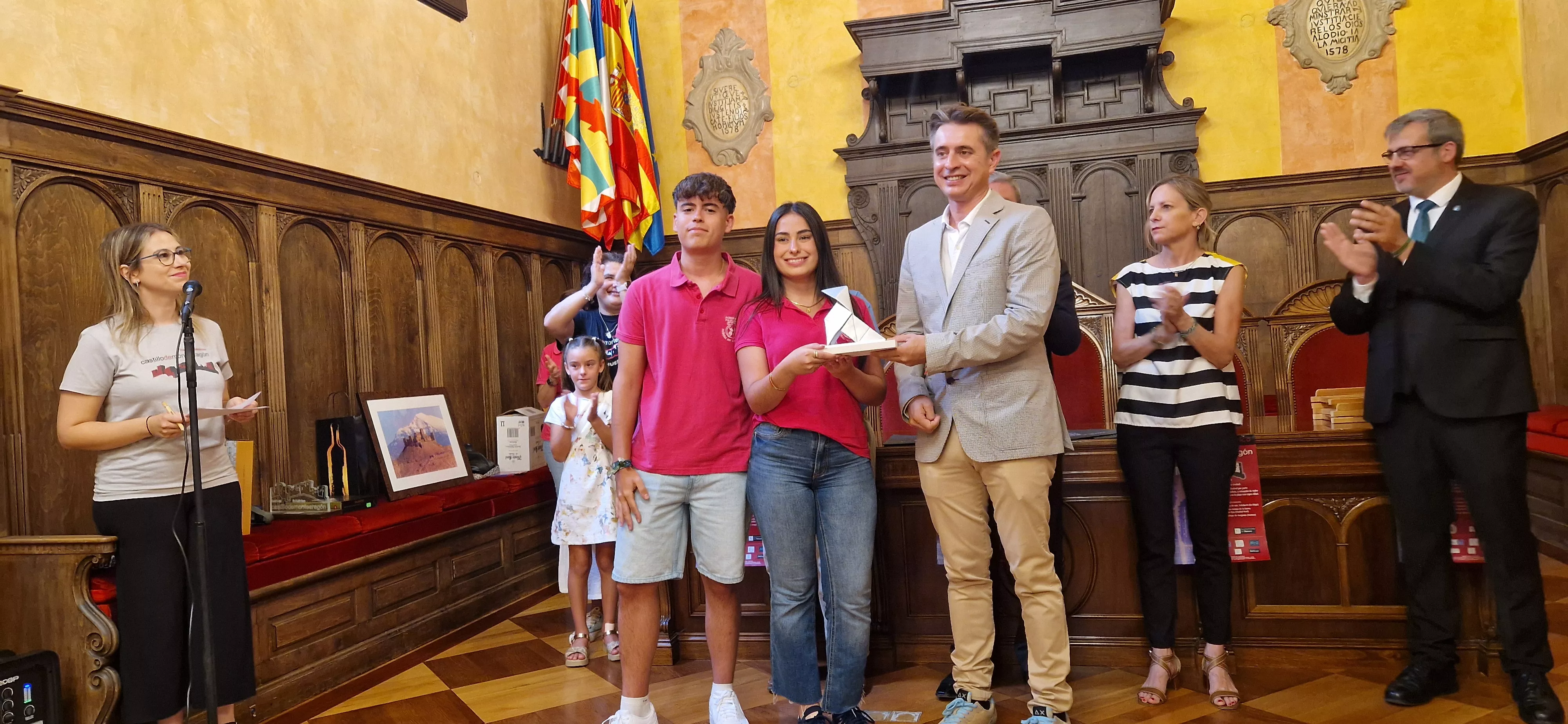 Recepción en el Ayuntamiento en el 25 Festival Folclórico Castillo de Montearagón. Foto Myriam Martínez