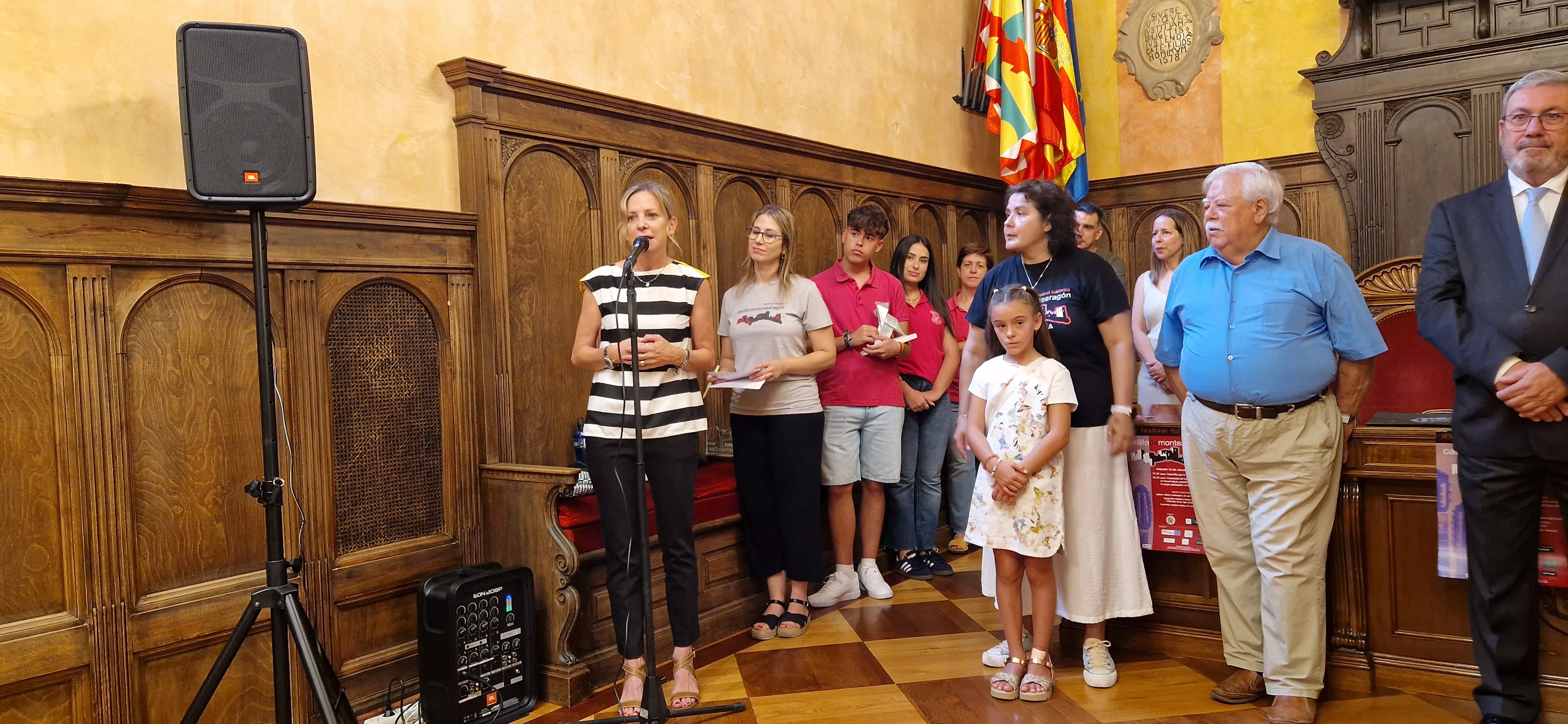 Recepción en el Ayuntamiento en el 25 Festival Folclórico Castillo de Montearagón. Foto Myriam Martínez