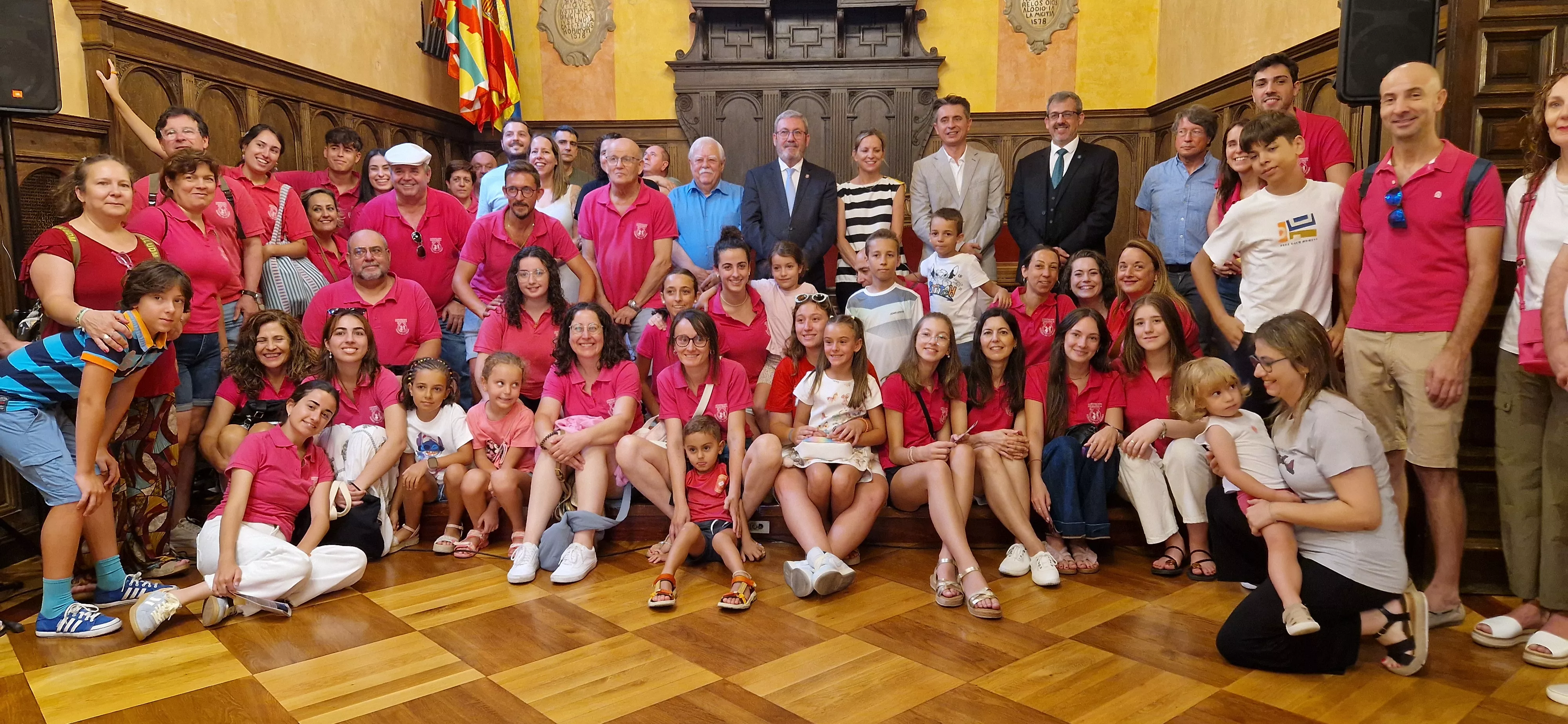 Recepción en el Ayuntamiento en el 25 Festival Folclórico Castillo de Montearagón. Foto Myriam Martínez