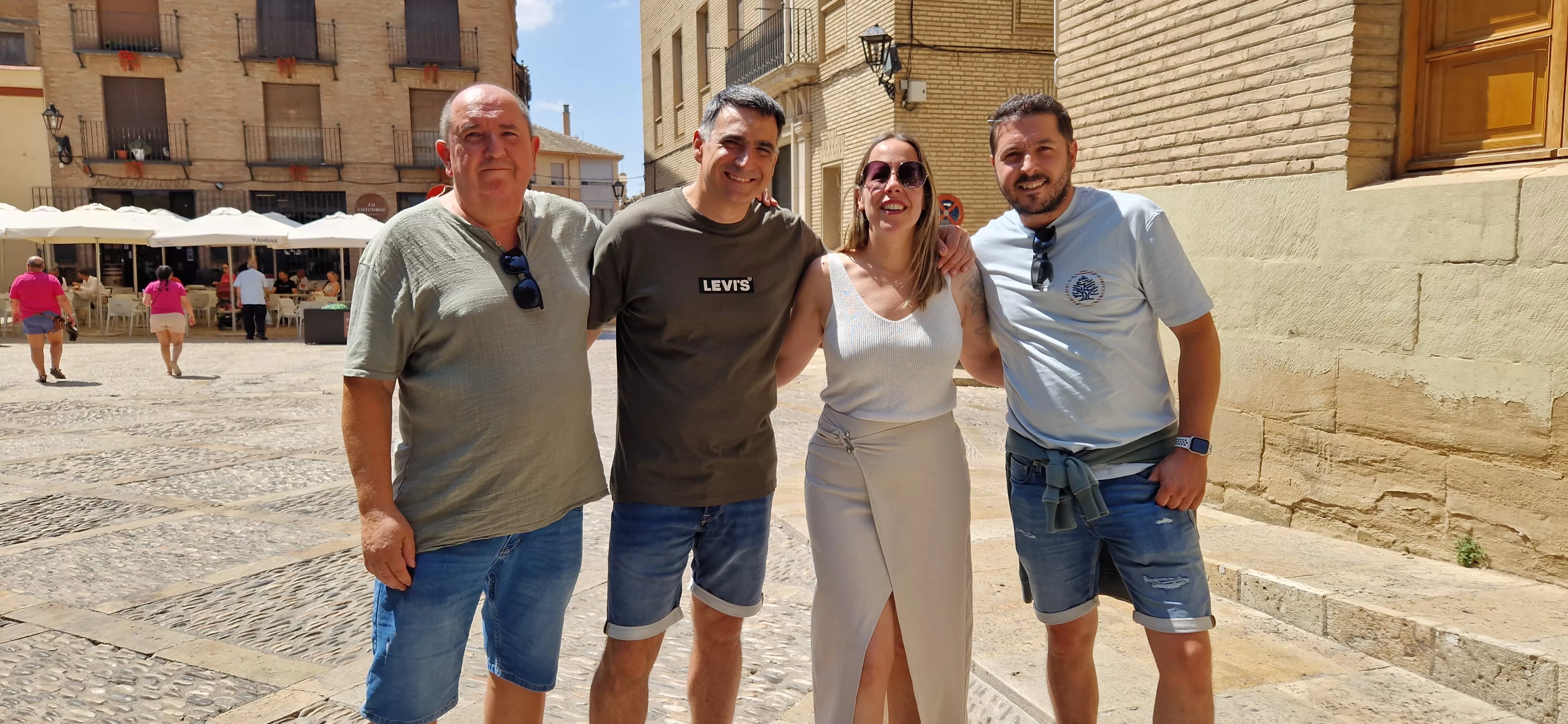 Grupo Ojaluna, en la recepción en el Ayuntamiento en el 25 Festival Folclórico Castillo de Montearagón. Foto Myriam Martínez