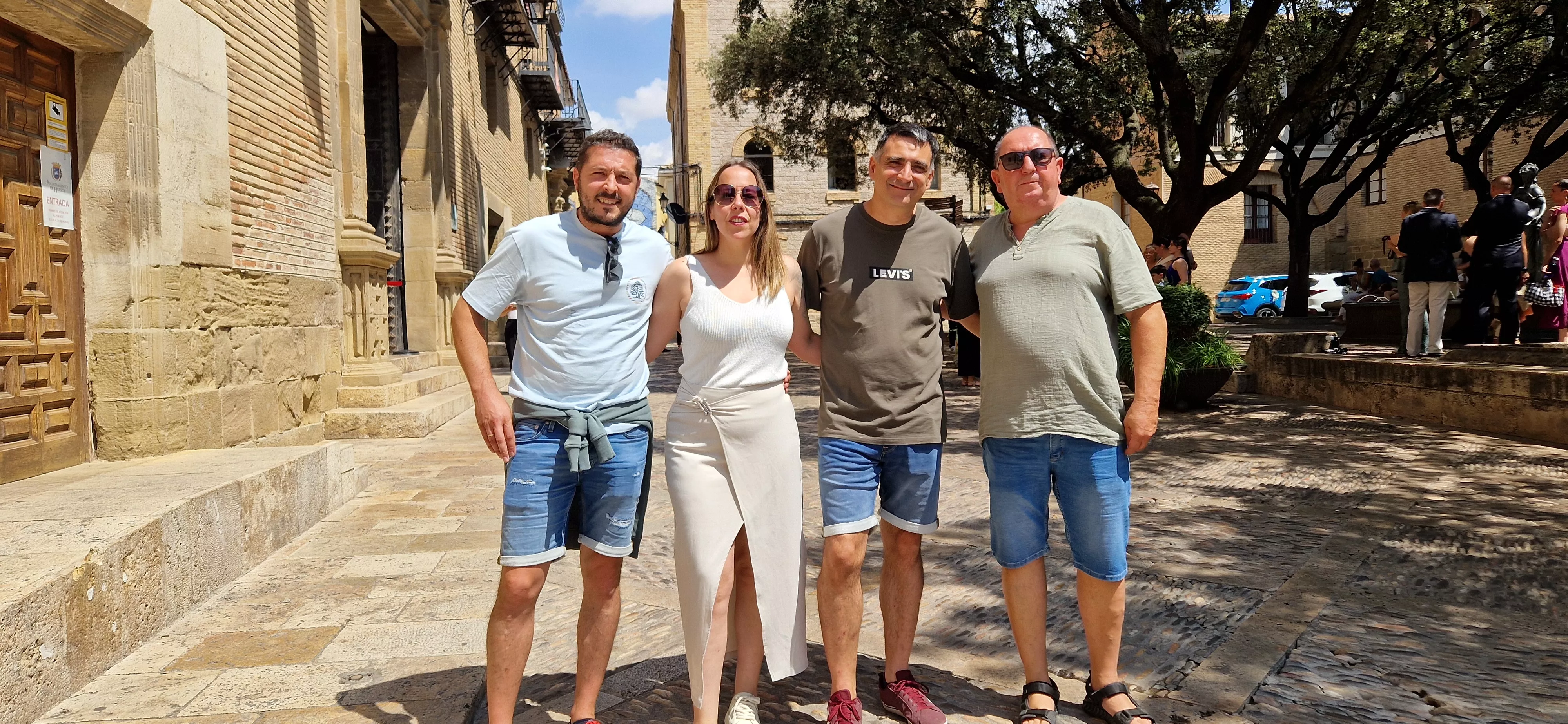 Grupo Ojaluna, en la recepción en el Ayuntamiento en el 25 Festival Folclórico Castillo de Montearagón. Foto Myriam Martínez