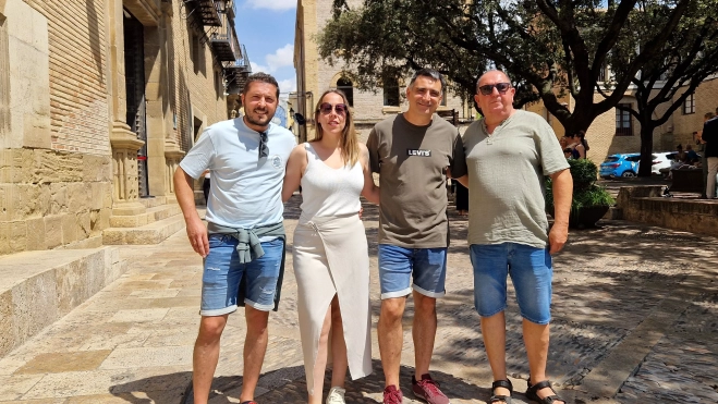 Grupo Ojaluna, en la recepción en el Ayuntamiento en el 25 Festival Folclórico Castillo de Montearagón. Foto Myriam Martínez Grupo Ojaluna, en la recepción en el Ayuntamiento en el 25 Festival Folclórico Castillo de Montearagón. Foto Myriam Martínez