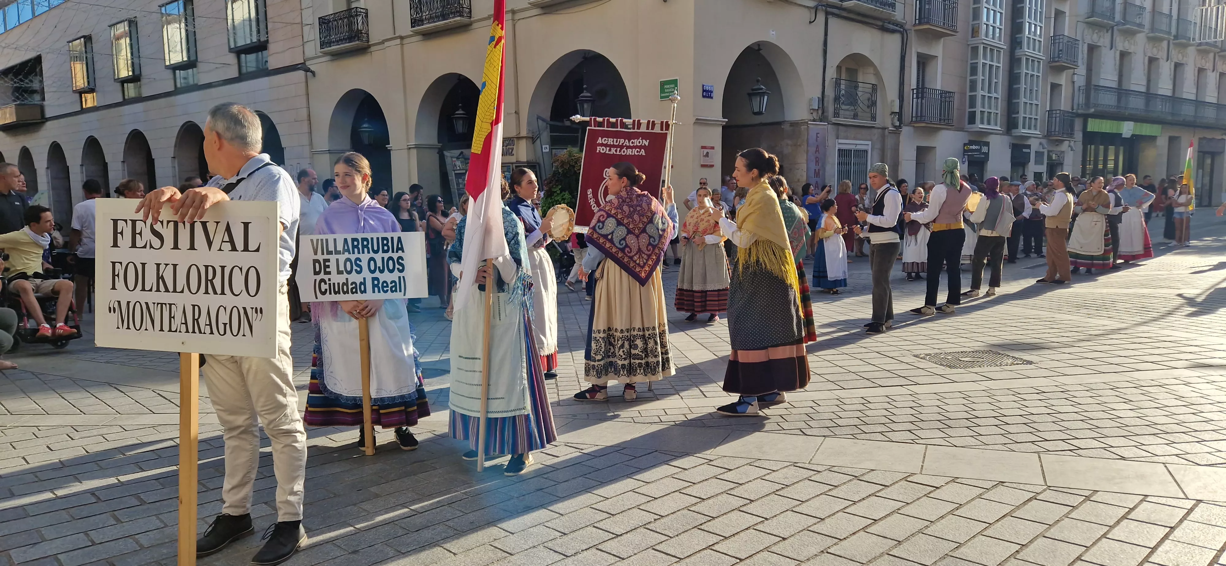 Festival Folklórico Castillo de Montearagón. Foto Myriam Martinez 