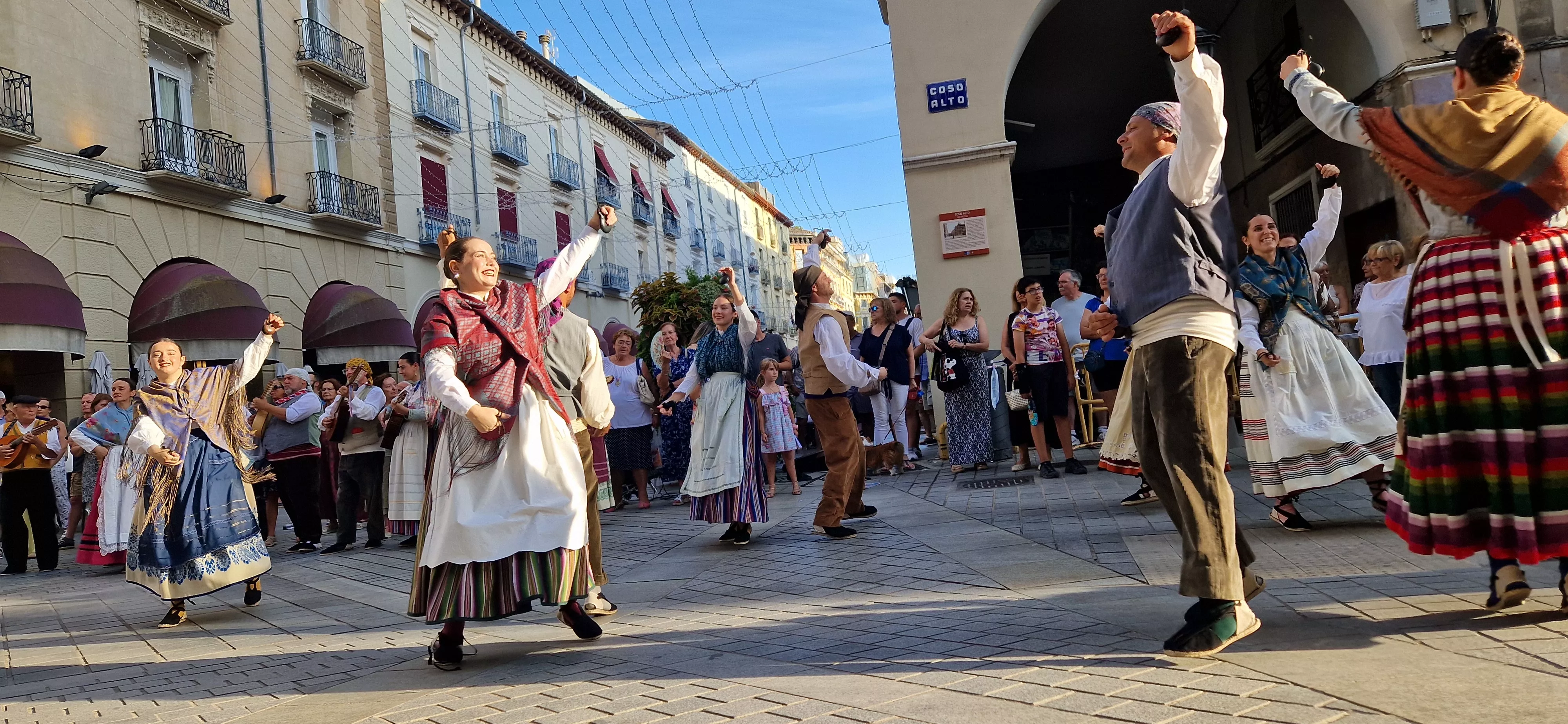 Festival Folclórico Castillo de Montearagón. Foto Myriam Martinez 