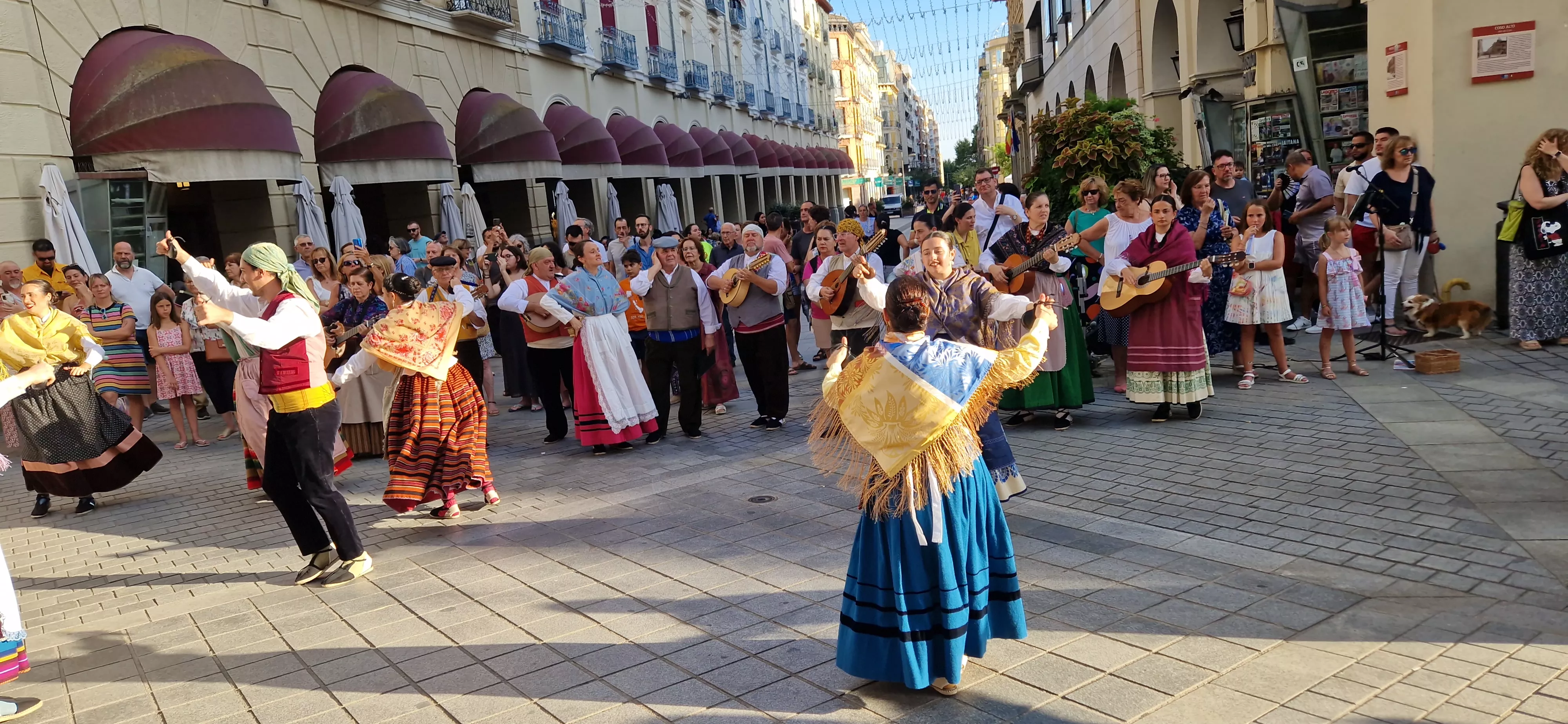 Festival Folclórico Castillo de Montearagón. Foto Myriam Martinez 