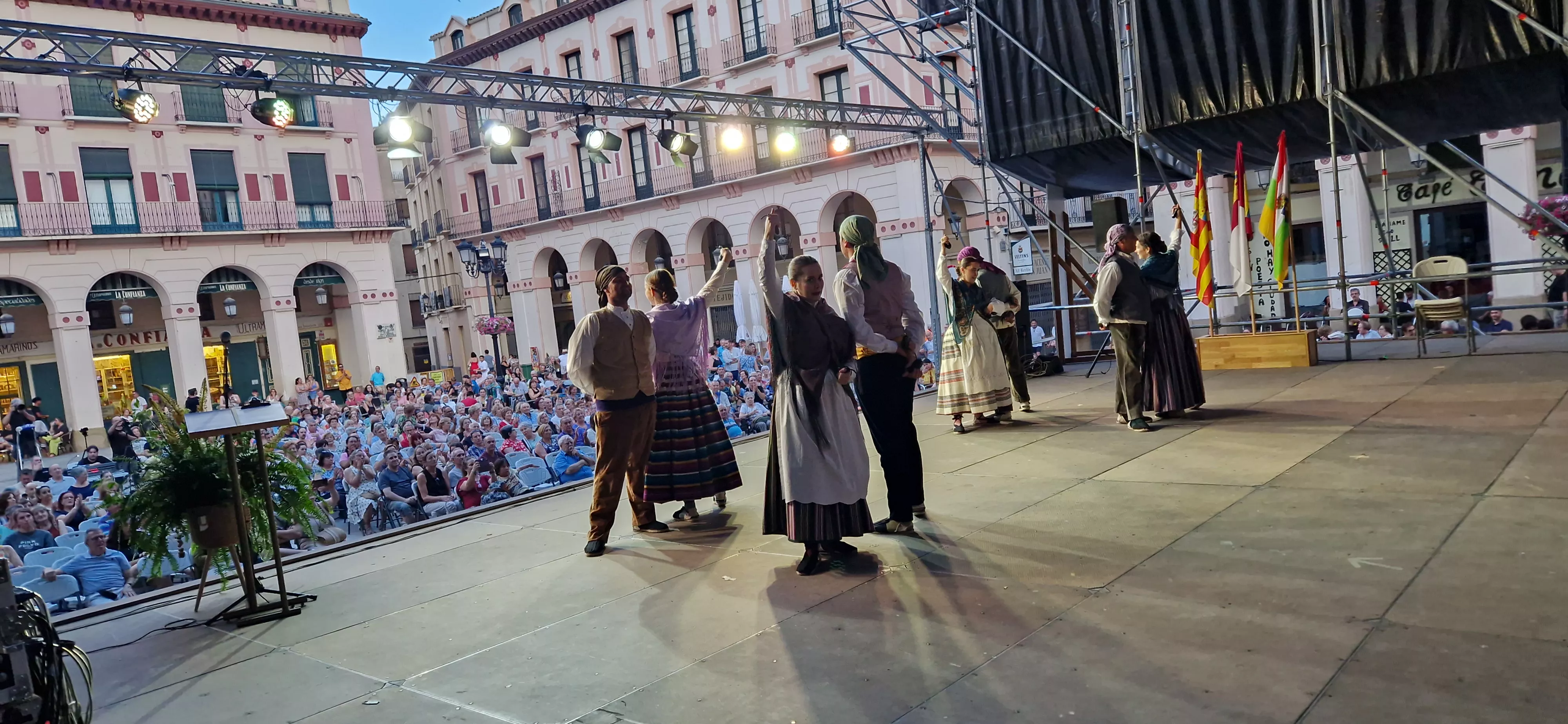 Festival Folclórico Castillo de Montearagón. Foto Myriam Martinez 