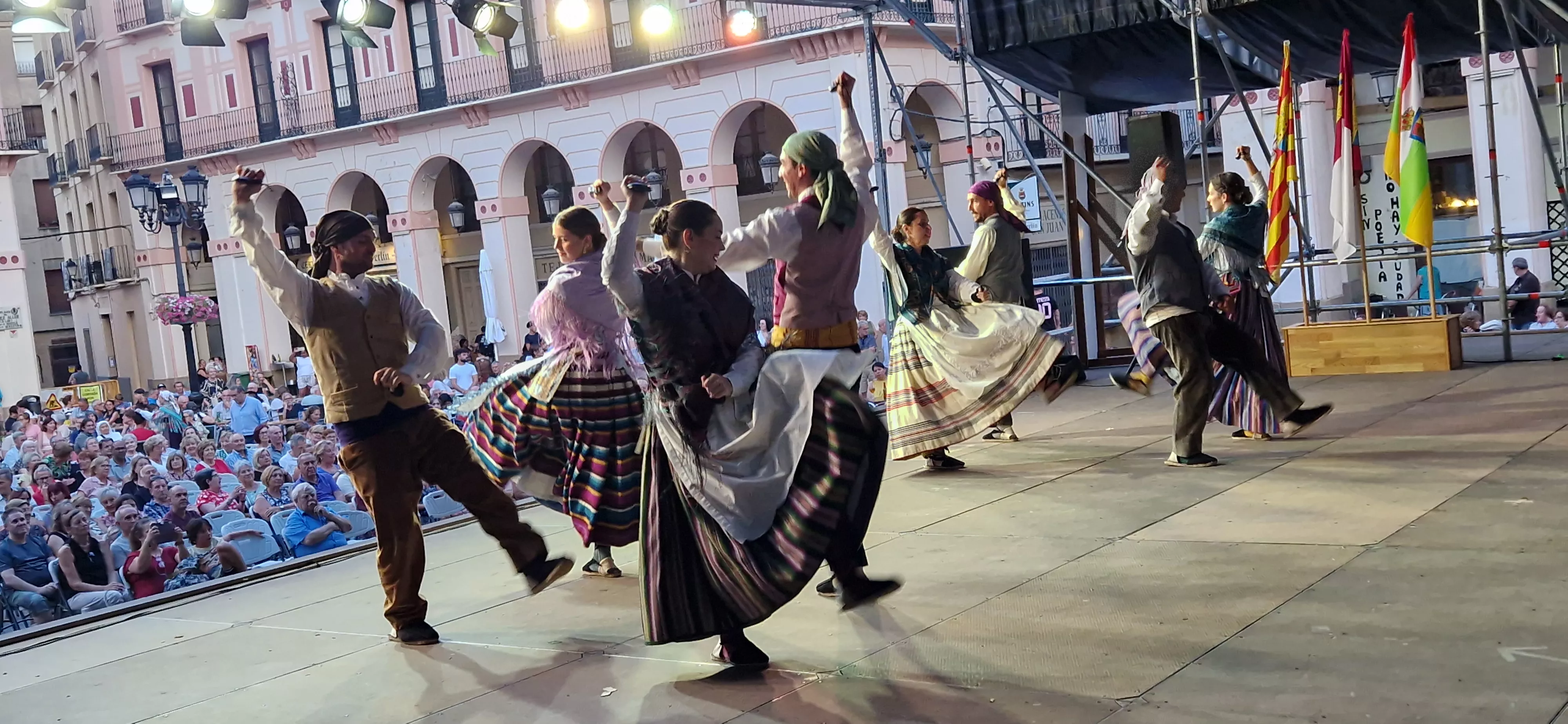 Festival Folclórico Castillo de Montearagón. Foto Myriam Martinez 