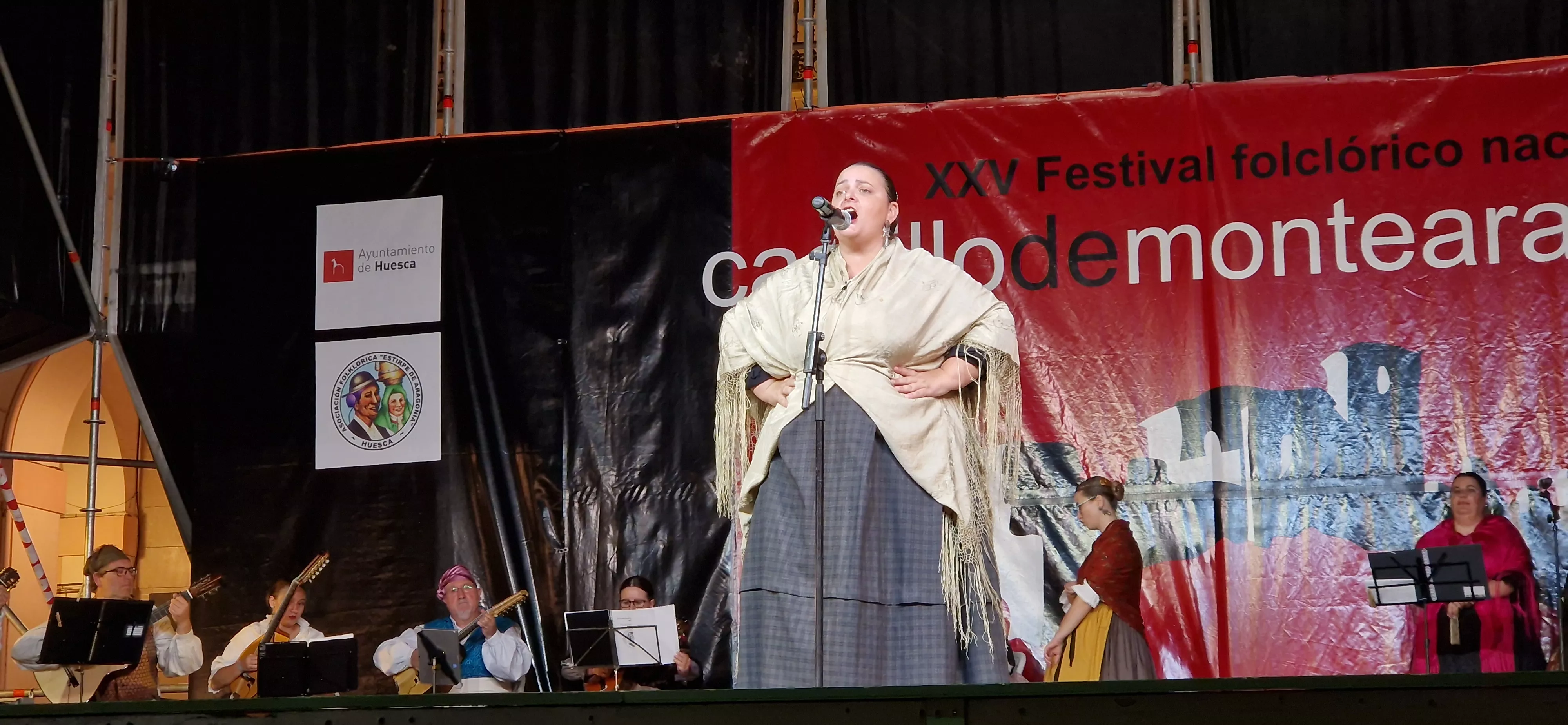 Festival Folclórico Castillo de Montearagón. Foto Myriam Martinez 