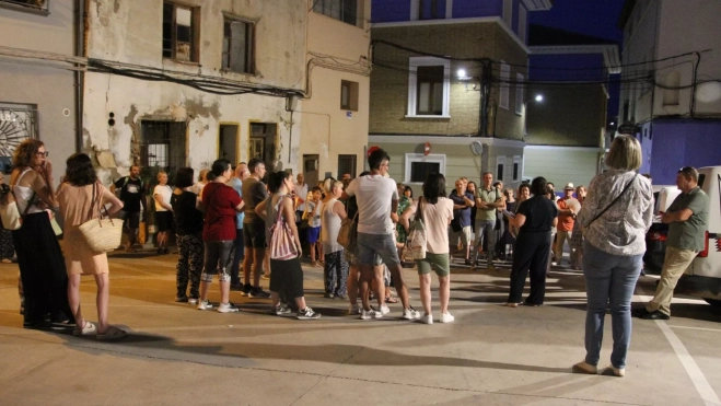 Un paseo por la historia de Sariñena con Gemma Grau Gallardo. Foto Carlos Neofato Un paseo por la historia de Sariñena con Gemma Grau Gallardo. Foto Carlos Neofato