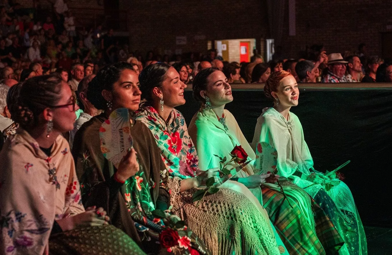 Gala de presentación de las serrablesas 2025 de Sabiñánigo. Foto Benjamín y Nadia Estado Fotográfico